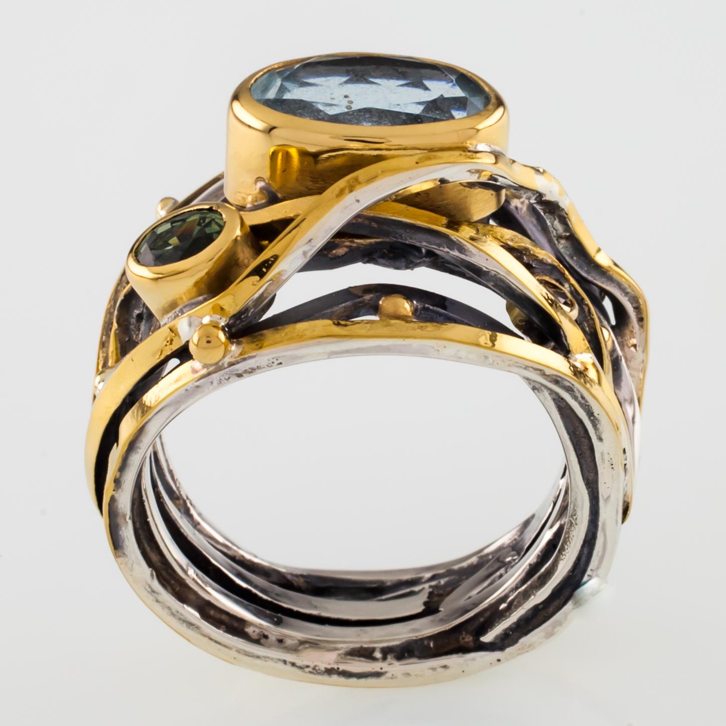 Ring aus Sterlingsilber und 22 Karat Gold mit Peridot und Quarz-Akzenten im Zustand „Gut“ im Angebot in Sherman Oaks, CA