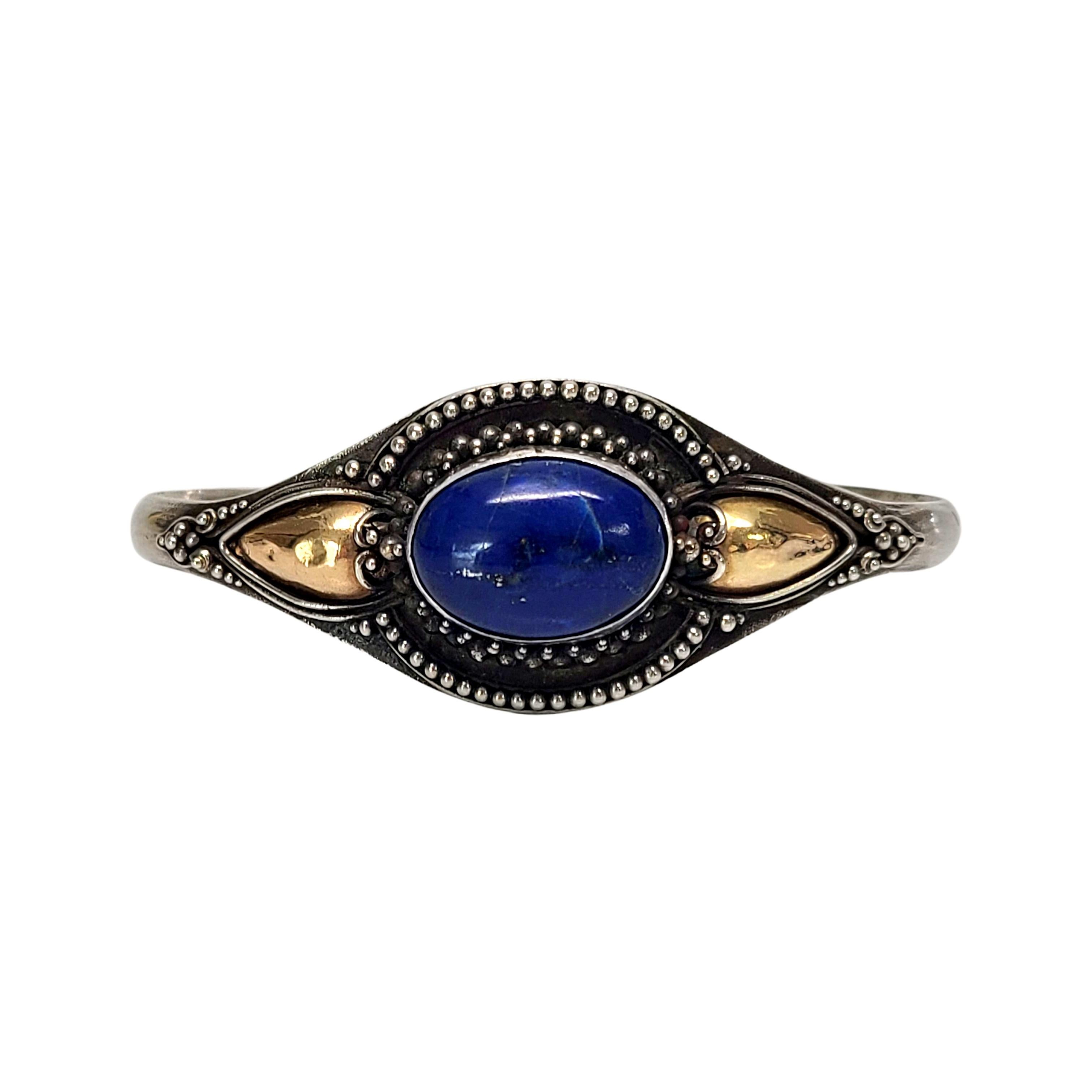 Armband aus Sterlingsilber, 22 Karat Gelbgold und Lapislazuli.

Ovale Lünette Lapislazuli-Stein in Sterling Silber mit Gelbgold Kuppel Akzent auf jeder Seite gesetzt.

Maßnahmen ca. 5 5/8 