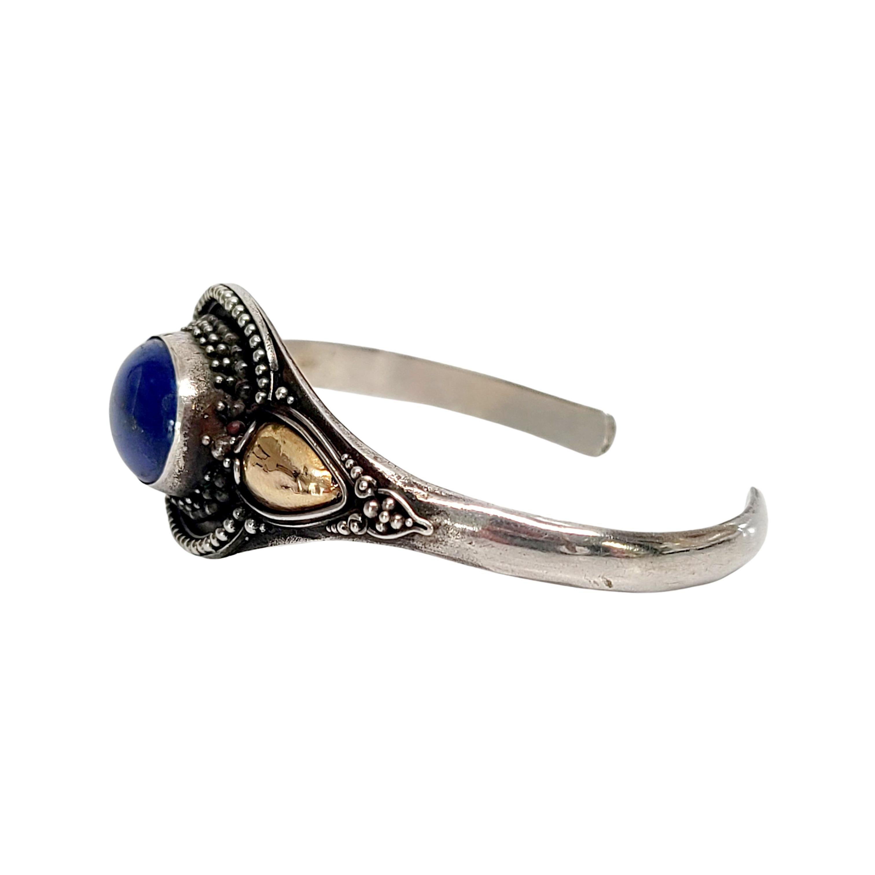Manschettenarmband aus 22 Karat Gelbgold mit Lapislazuli-Akzent aus Sterlingsilber (Cabochon)