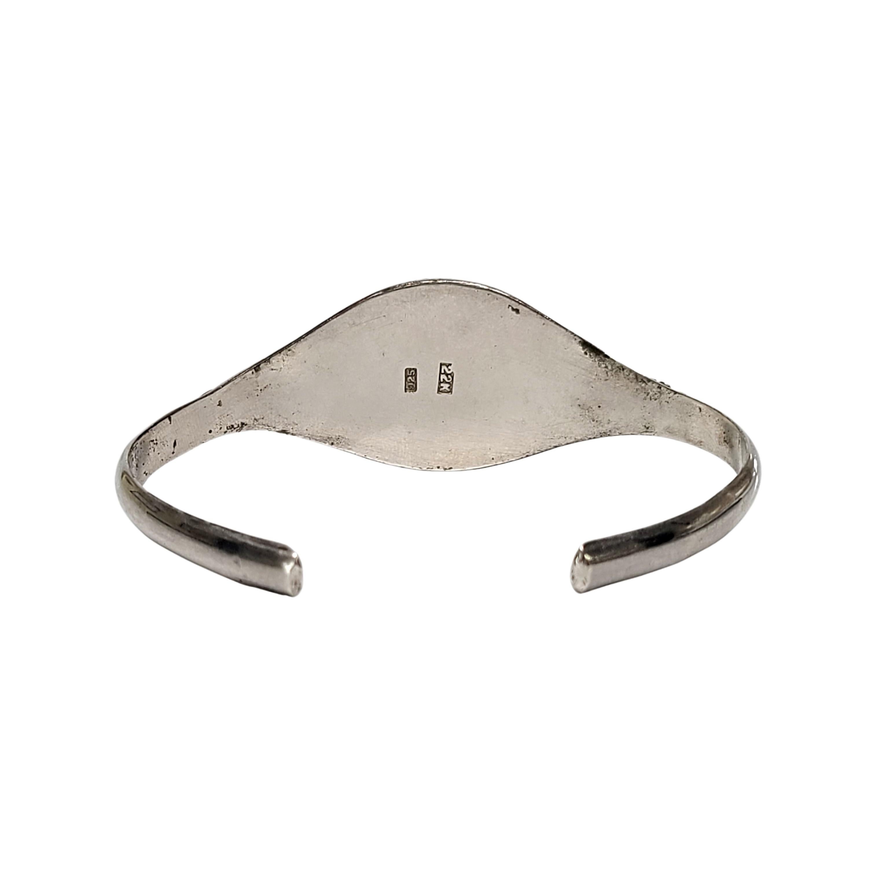 Manschettenarmband aus 22 Karat Gelbgold mit Lapislazuli-Akzent aus Sterlingsilber im Zustand „Gut“ in Washington Depot, CT
