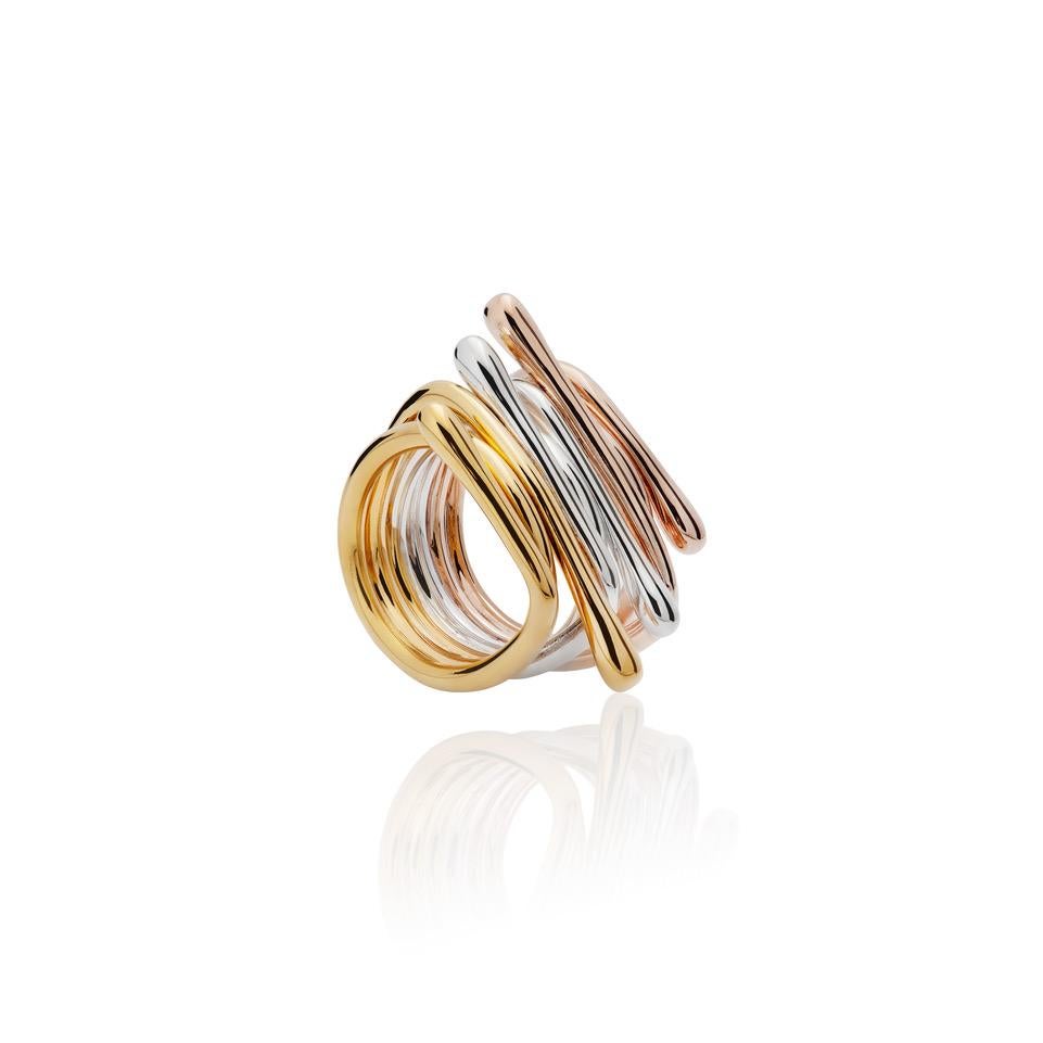 Alu Tricolor Ring inspired by the perfection of Nature, this design is made up by several rings in succession in three different colors, sterling silver, 23k yellow and rose gold vermeil.

Available in size 80