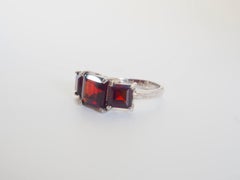 Anillo de plata de ley con 3 piedras de granate rojo intenso cuadrado de 2,40 ct, talla 6,75