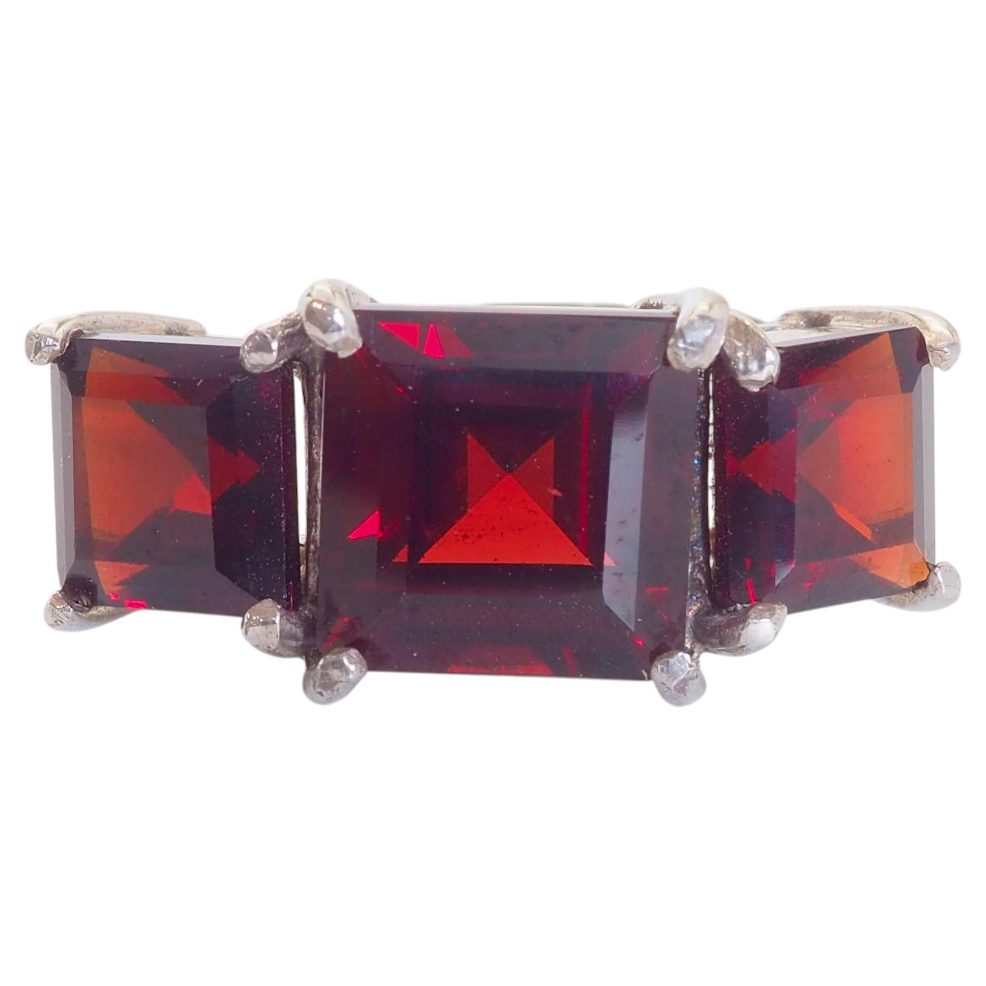 Sterling Silber 2,40ct quadratisch tief rot Granat 3 Stein Ring, Größe 6,75