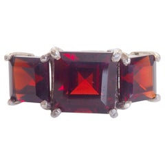 Anillo de plata de ley con 3 piedras de granate rojo intenso cuadrado de 2,40 ct, talla 6,75
