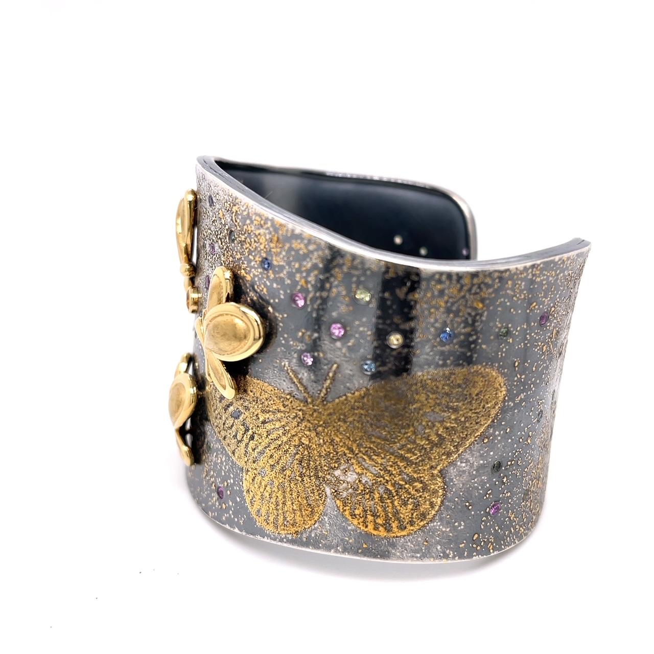 Schmetterlingsmanschette aus Sterlingsilber, 24 Karat und 18 Karat Gelbgold mit farbigen Saphiren (Zeitgenössisch) im Angebot