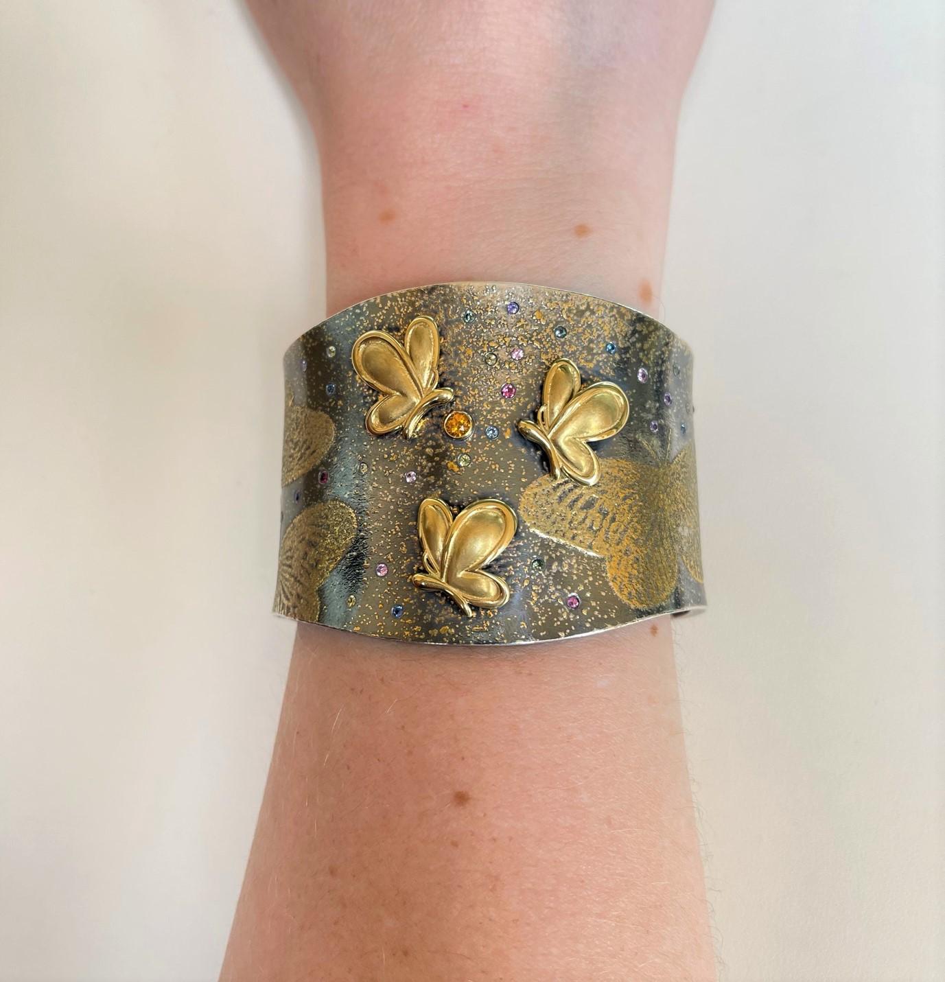 Schmetterlingsmanschette aus Sterlingsilber, 24 Karat und 18 Karat Gelbgold mit farbigen Saphiren im Zustand „Neu“ im Angebot in Greenville, SC