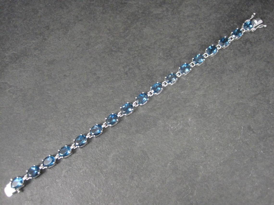 Modern Sterling Silver 29 Carat Blue Topaz Bracelet 7.5 Inches For Sale