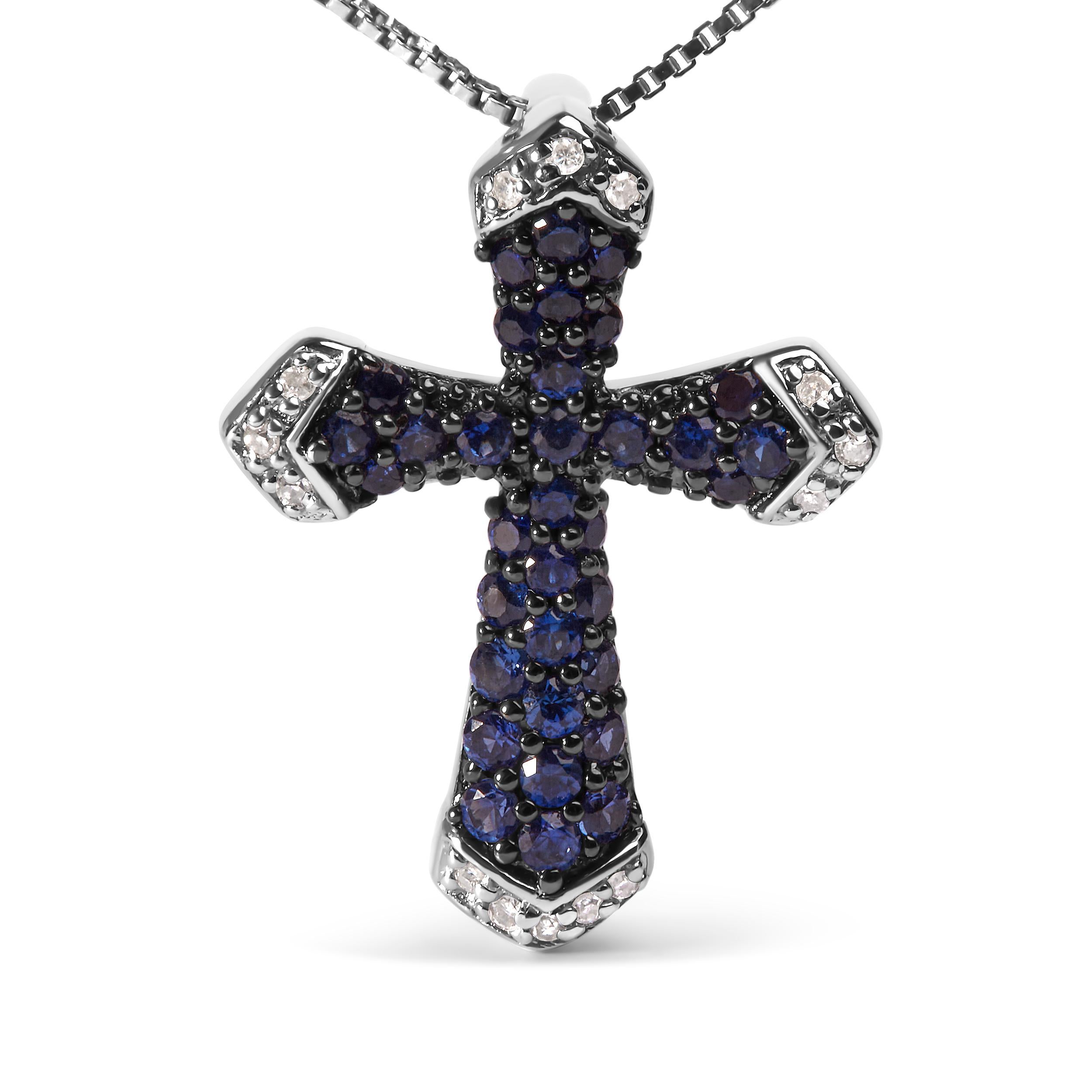 Ein göttliches Meisterwerk, das Eleganz und Anmut ausstrahlt. Diese exquisite .925 Sterling Silber Anhänger Halskette ist mit einem faszinierenden 3/4 Cttw Created Blue Sapphire Edelstein geschmückt, strahlt einen himmlischen blauen Farbton. Der