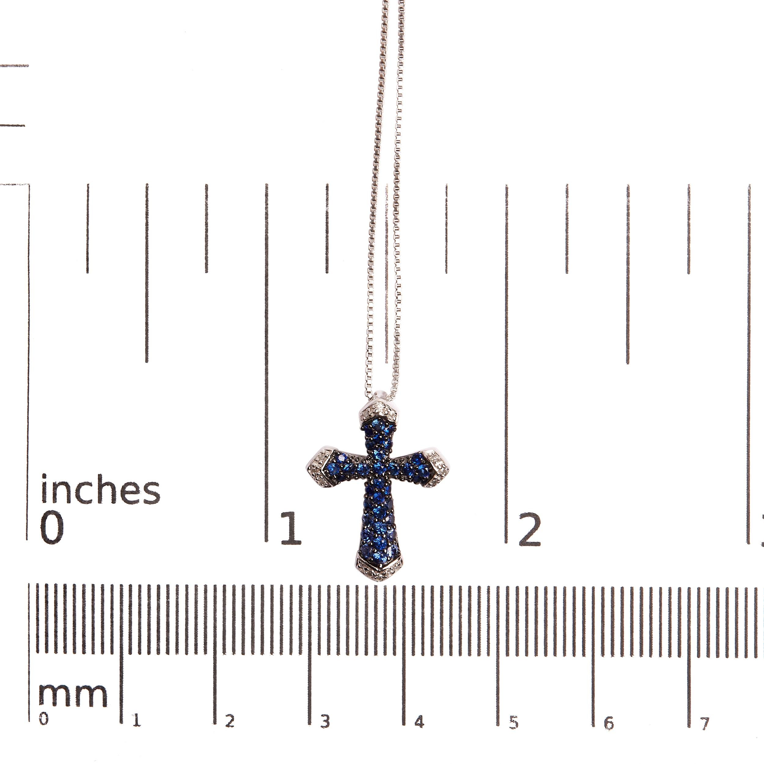 Halskette mit Kreuzanhänger aus Sterlingsilber mit 3/4 Karat Saphir und weißem Diamant-Akzent im Zustand „Neu“ in New York, NY