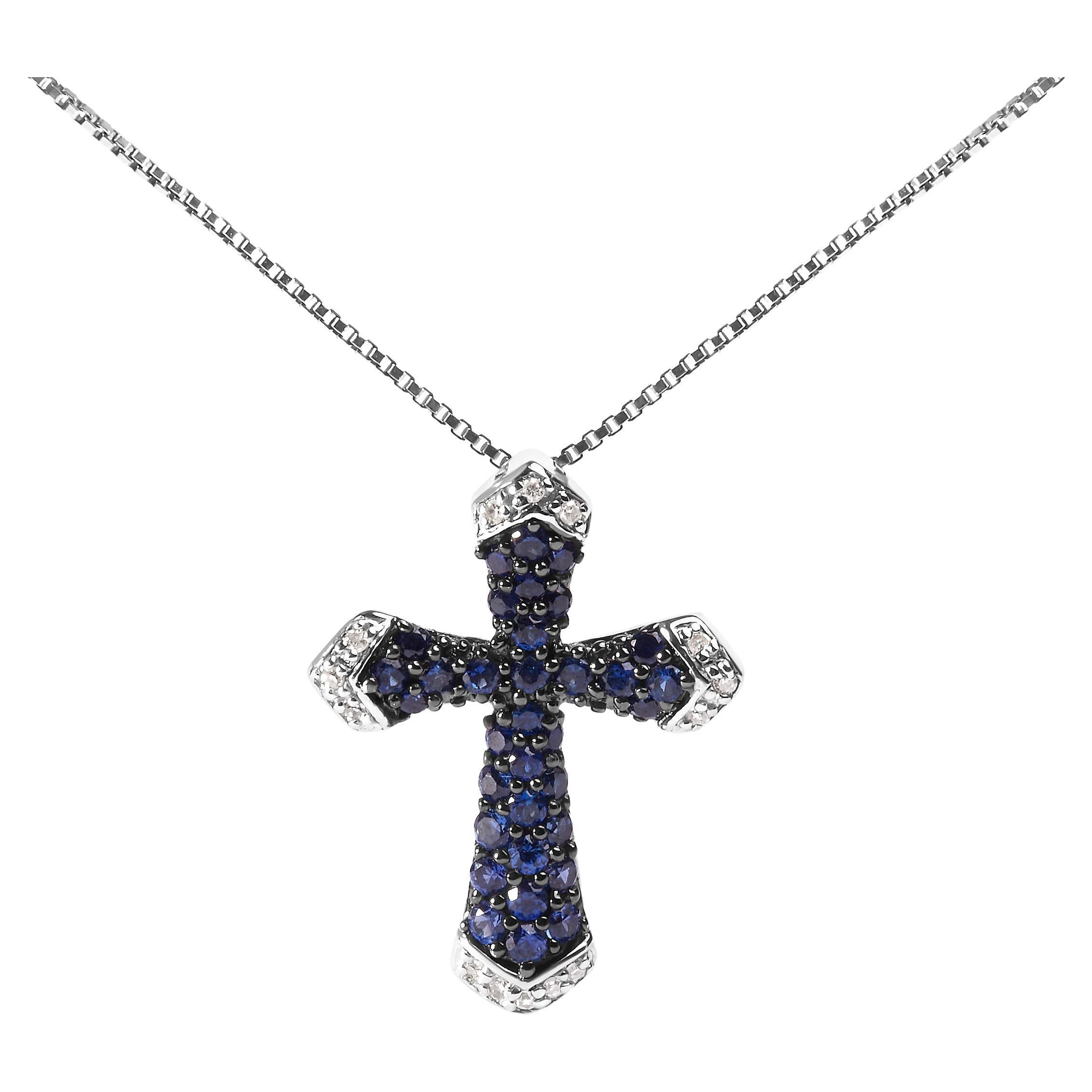 Halskette mit Kreuzanhänger aus Sterlingsilber mit 3/4 Karat Saphir und weißem Diamant-Akzent im Angebot