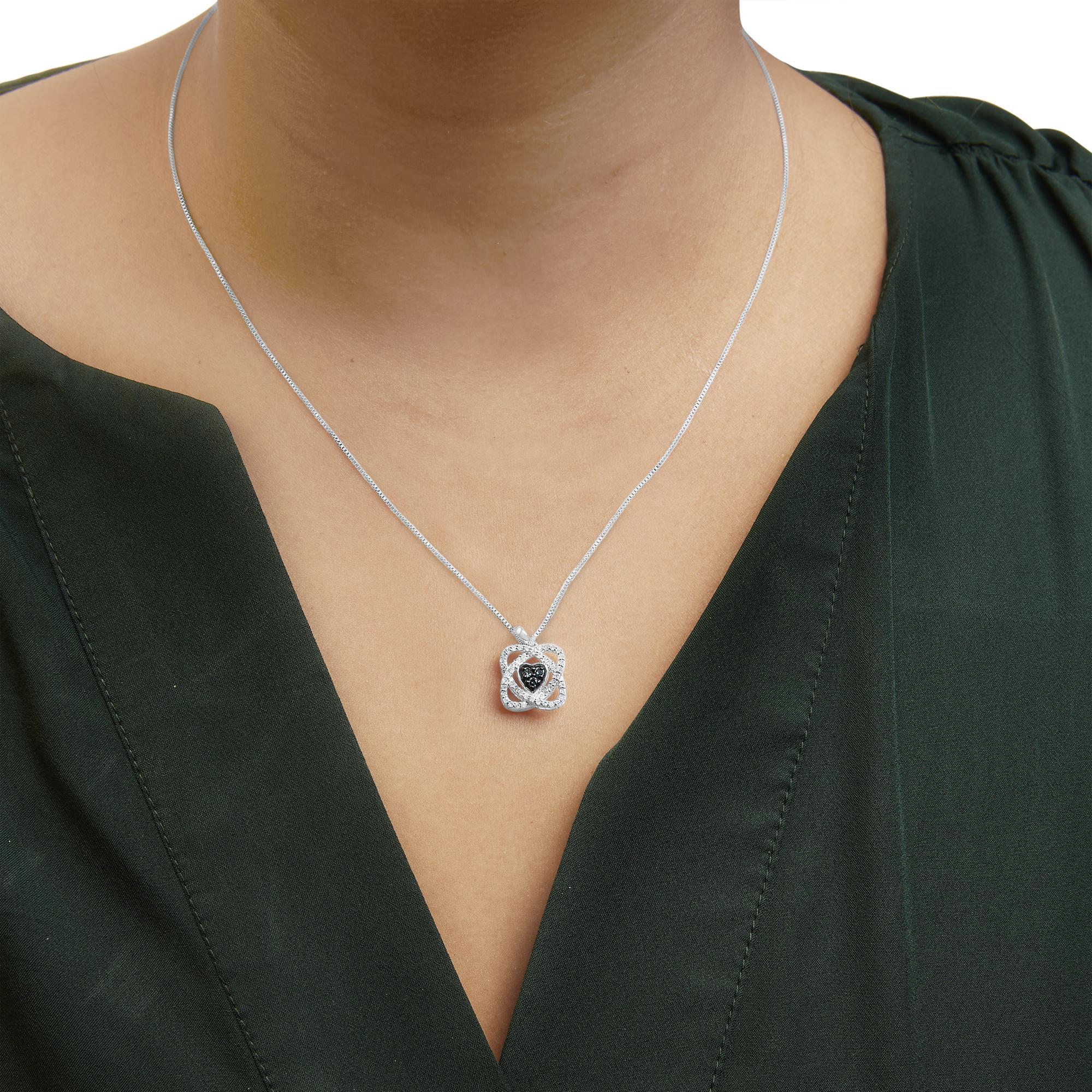 Taglio rotondo Collana con ciondolo in argento sterling con diamante blu da 3/8 Cttw e aureola intrecciata da 18