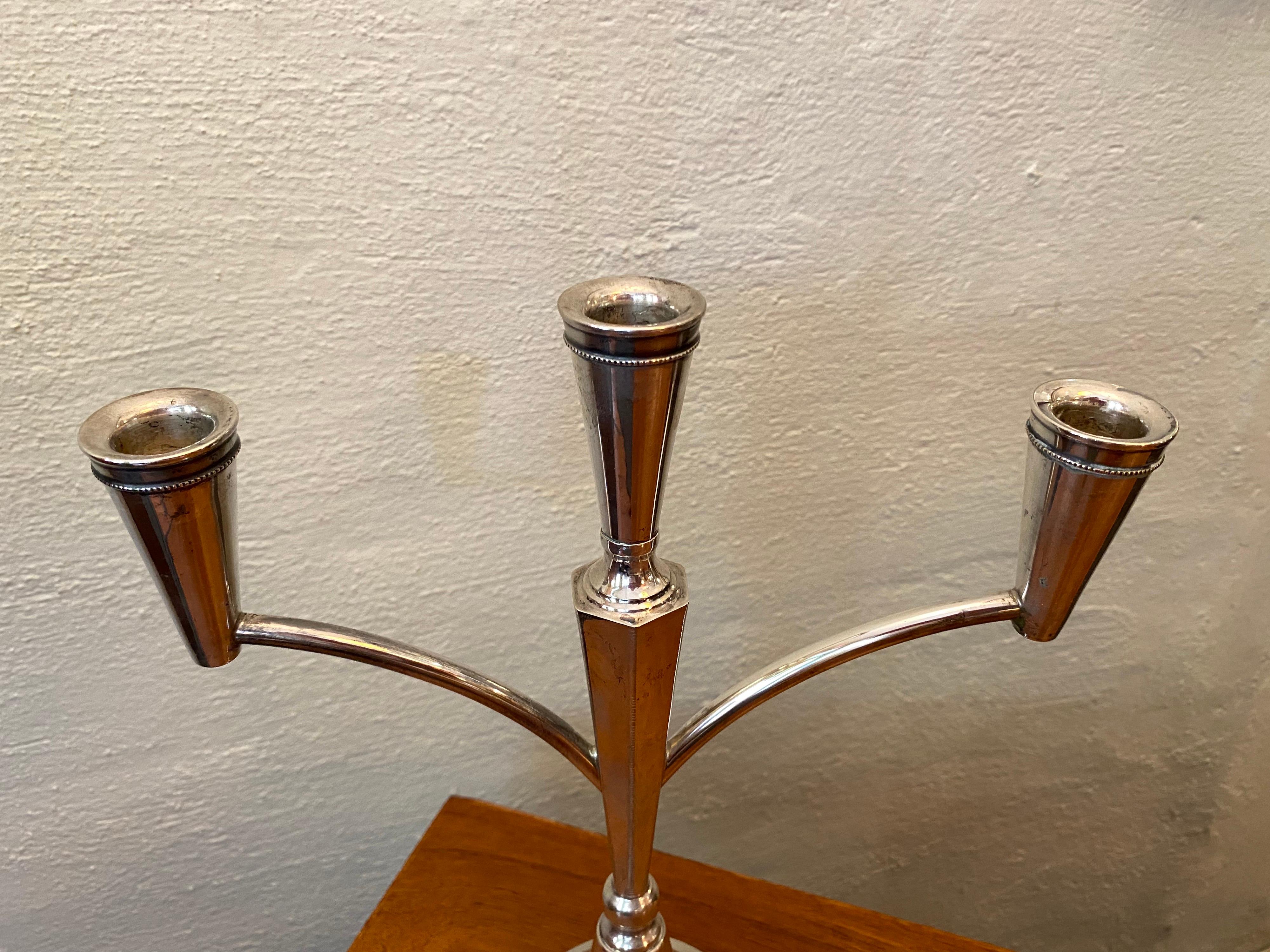 Candelabro de 3 brazos de plata de ley. Muy buena calidad y diseño. Marcado en el borde de la base.