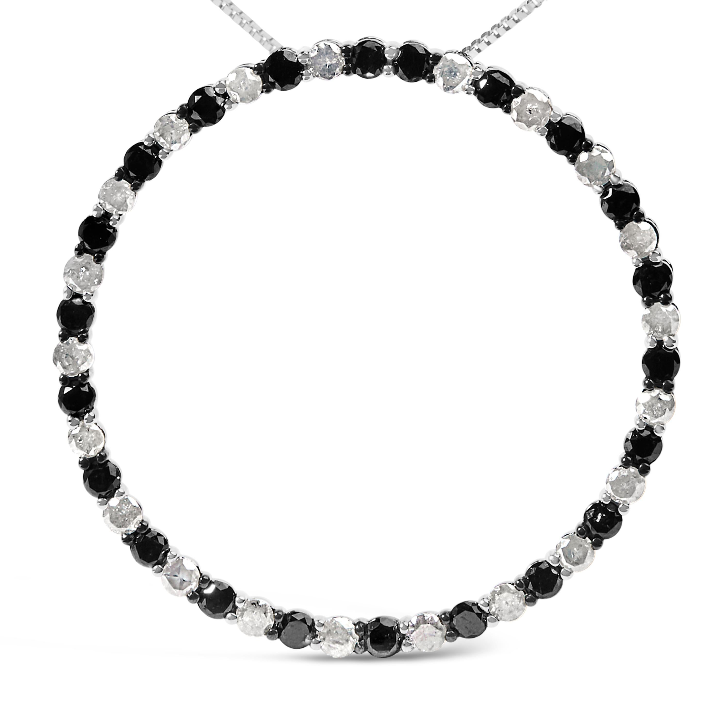 Scopri un incantevole gioco di luce e oscurità avvolto elegantemente intorno al tuo collo con questa squisita collana con ciondolo. Realizzato in argento 925 rodiato, il pezzo presenta un accattivante design circolare, arricchito dal sorprendente