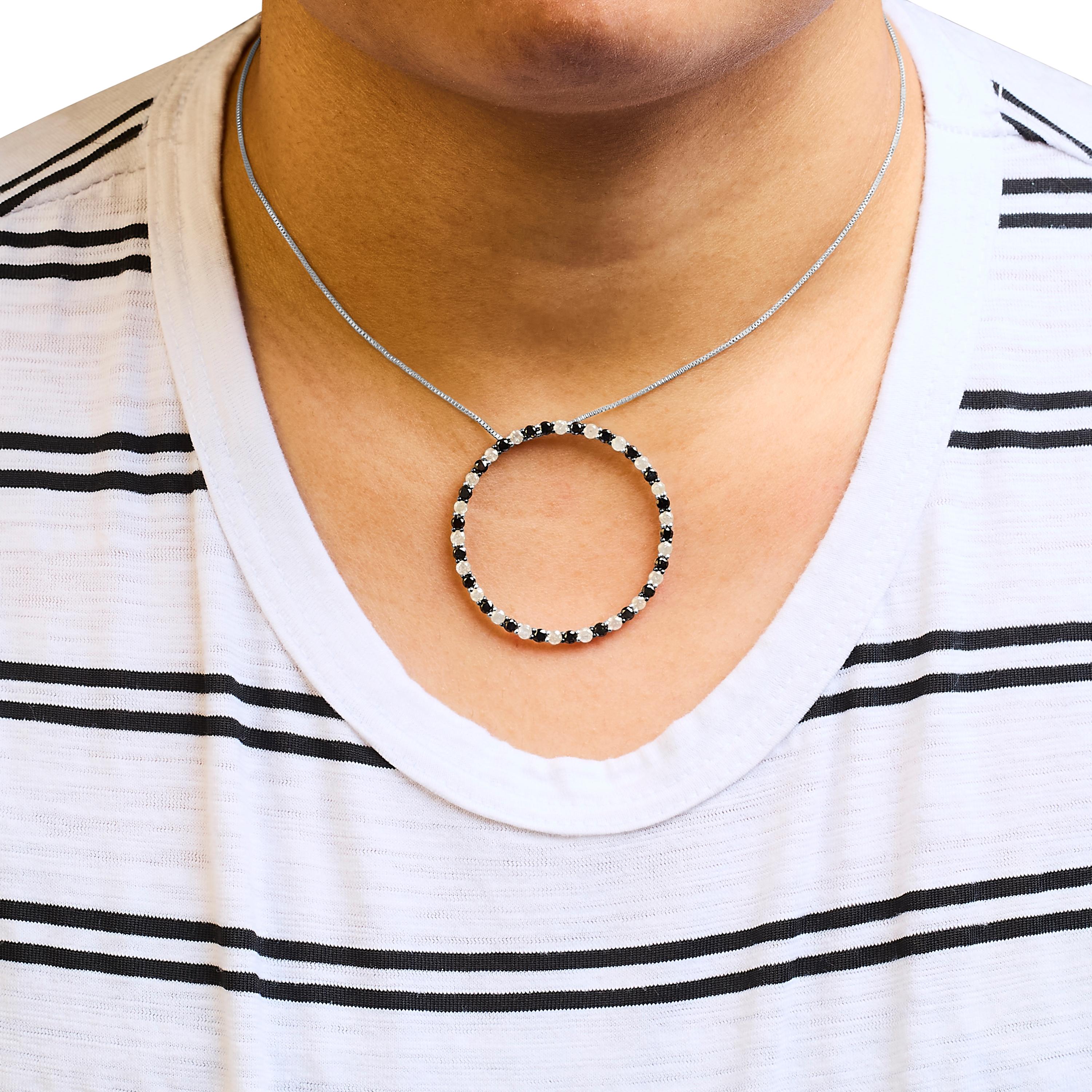 Taglio rotondo Collana a cerchio in argento sterling con diamanti trattati bianchi e neri alternati da 3,0 Cttw in vendita