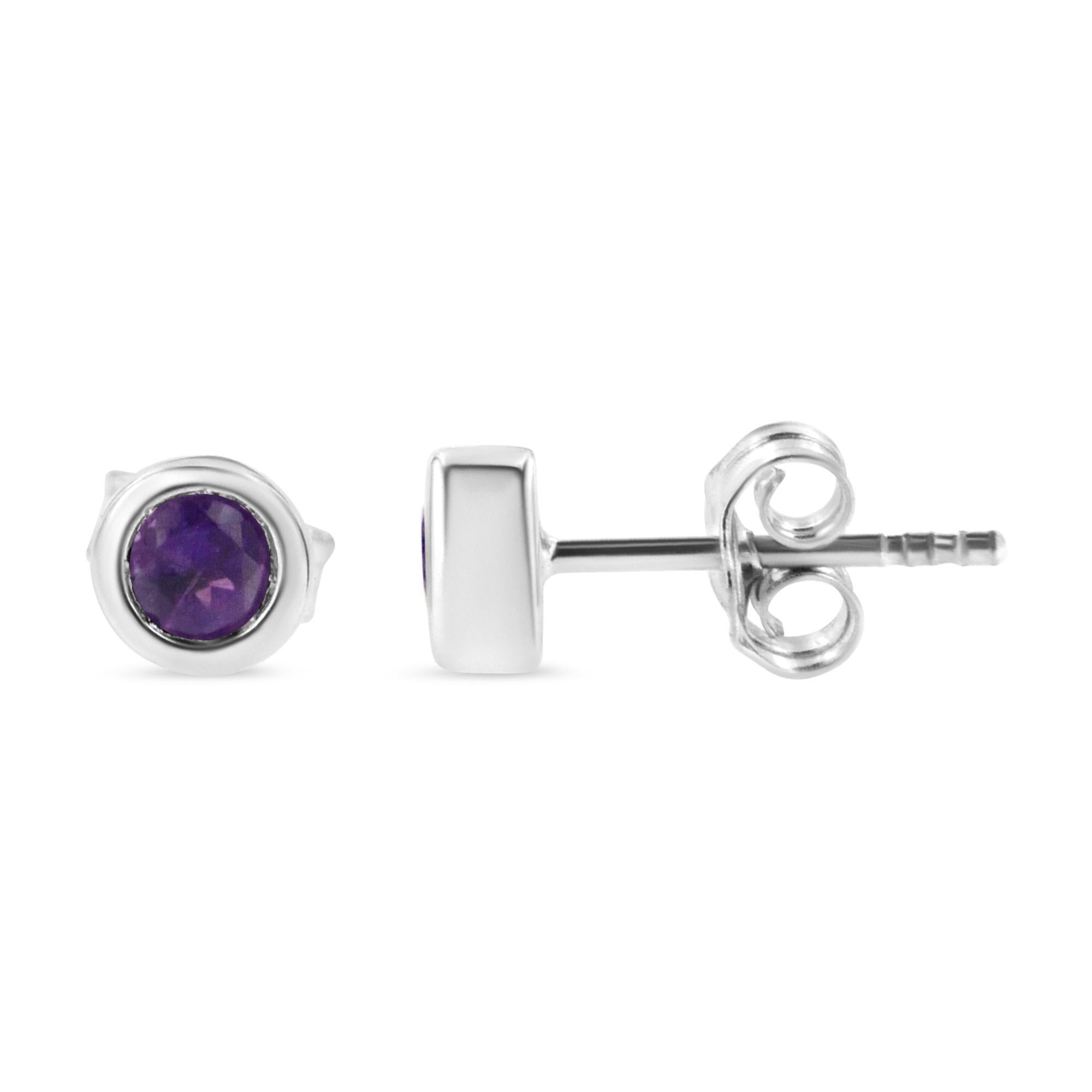 Questi splendidi orecchini a perno solitari in argento sterling 925 sono caratterizzati da audaci gemme di ametista incastonate in un castone. Le gemme sono di 3,5 mm e sono trattate in viola. I perni dentellati e i supporti a frizione mantengono