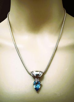 Collana con ciondolo Kabana in argento Sterling da 3,7 carati di Topazio Blu Svizzero Naturale