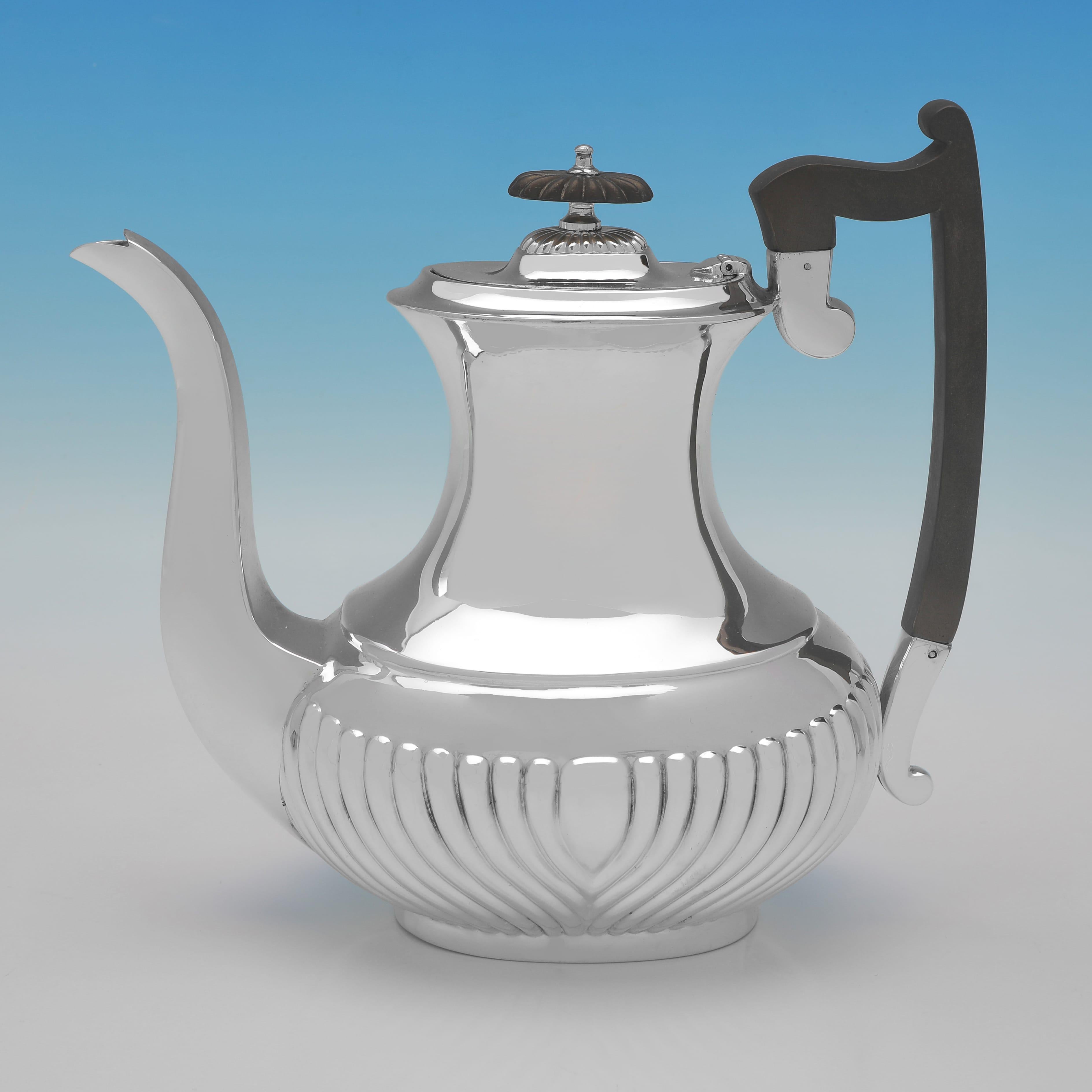 Con marchio di fabbrica di Sheffield del 1911, questo bel servizio da tè in argento sterling antico del periodo di George I.I. comprende una caffettiera, una teiera, una zuccheriera e una lattiera, tutte caratterizzate da scanalature convergenti e
