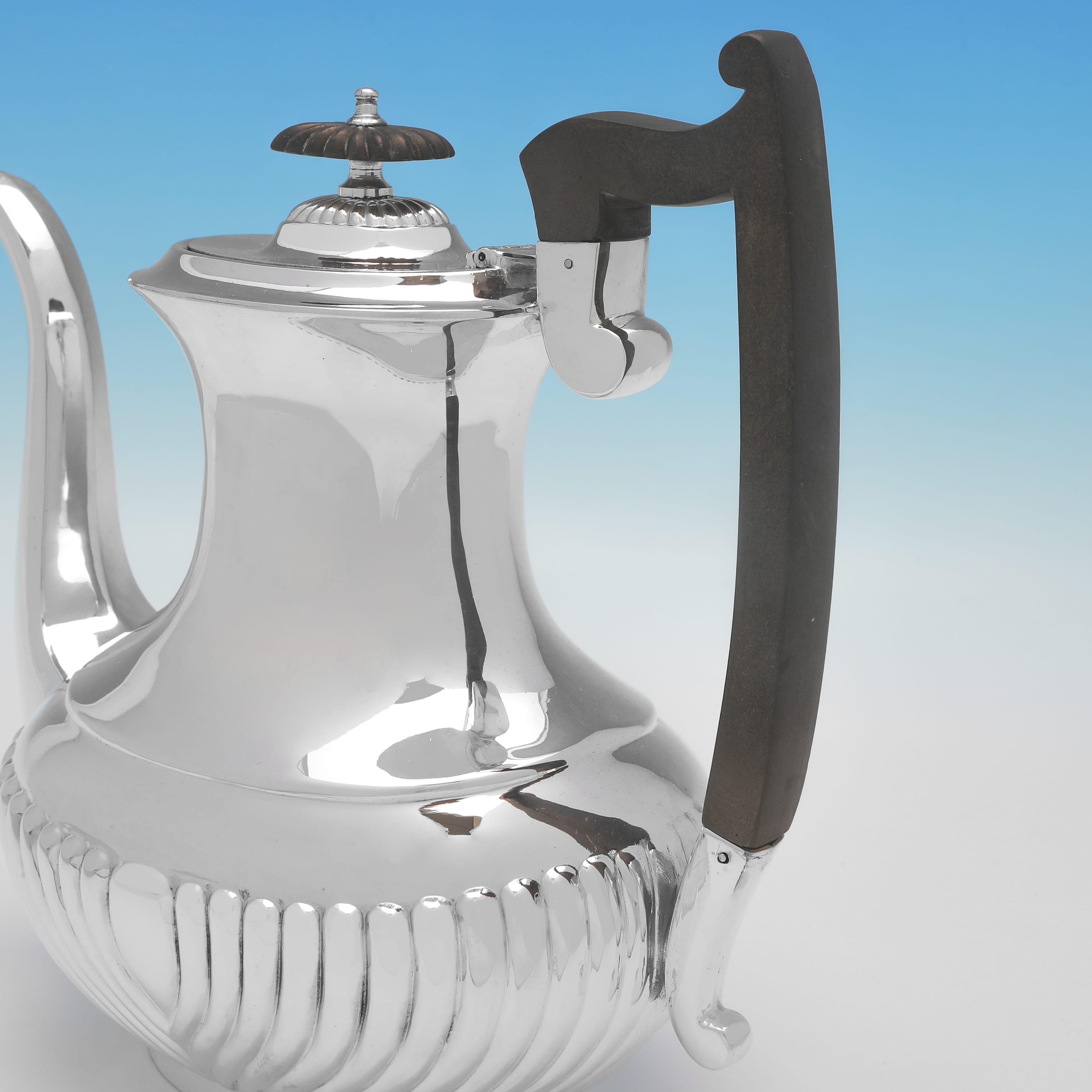 Inglese Servizio da tè e caffè di 4 pezzi in argento sterling realizzato a Sheffield nel 1911 in vendita