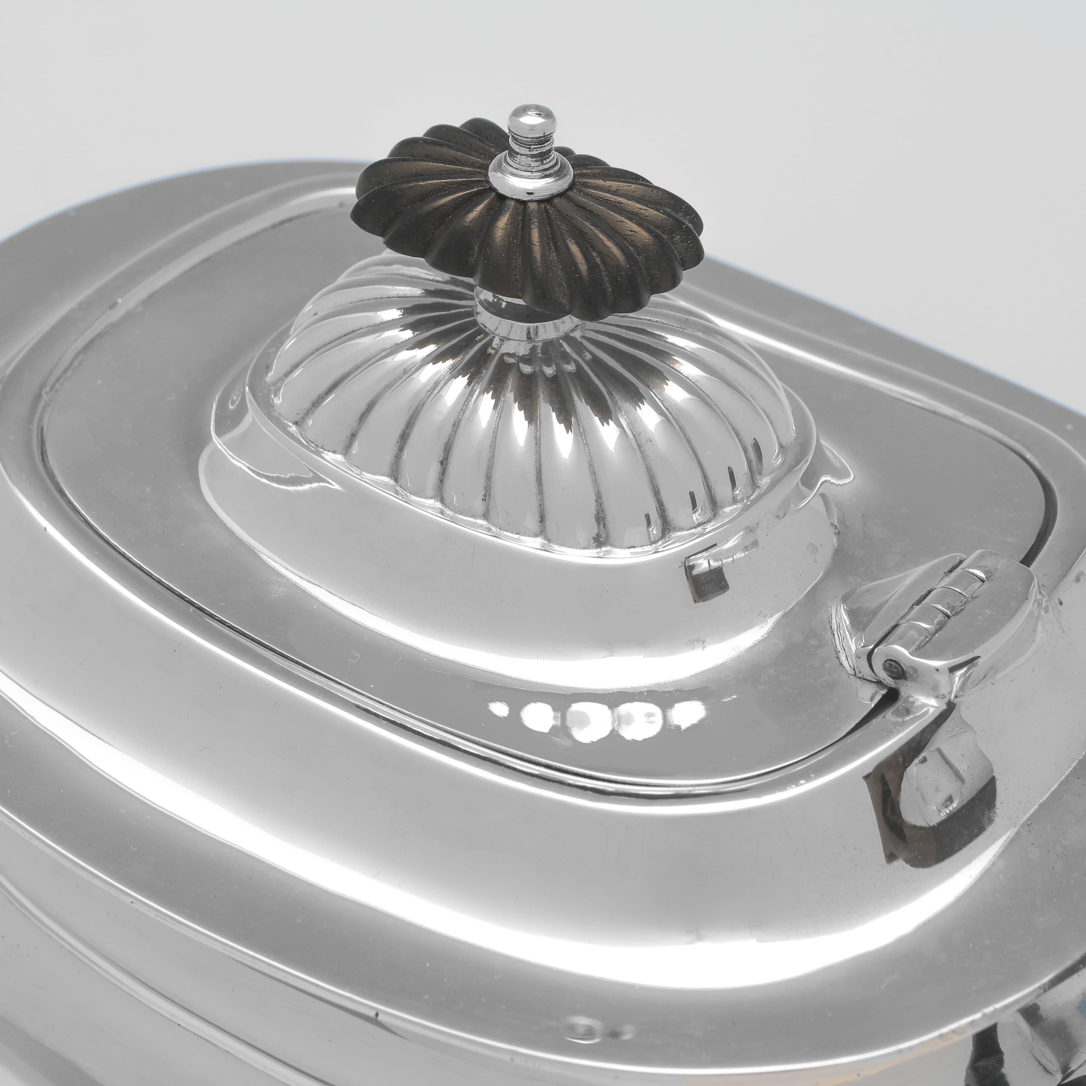 Inizio XX secolo Servizio da tè e caffè di 4 pezzi in argento sterling realizzato a Sheffield nel 1911 in vendita