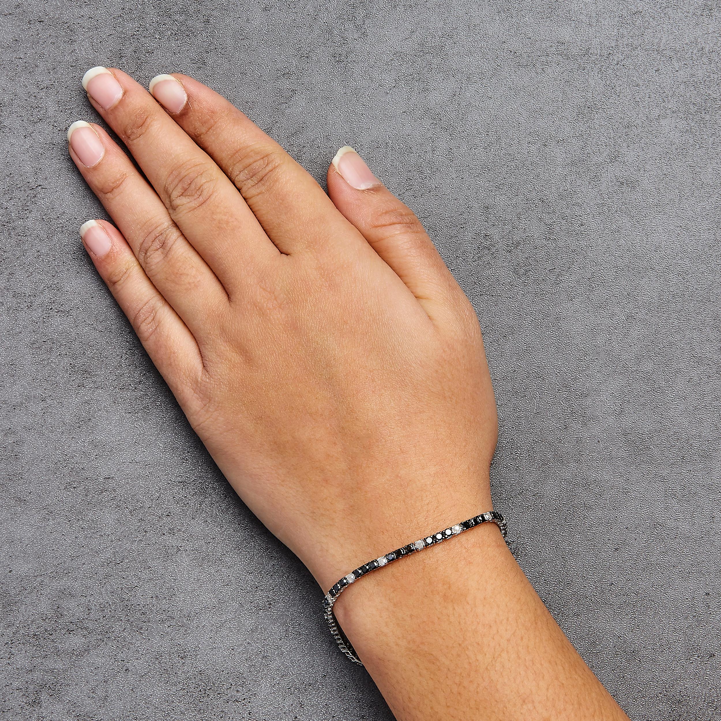 Sterling Silver 4.0ct with Alternating White and Black Diamond Tennis Bracelet In New Condition For Sale In New York, NY