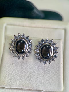 Feine Halo-Ohrstecker aus Sterlingsilber mit einem schwarzen Sternsaphir (4,24 Karat) und Quarz