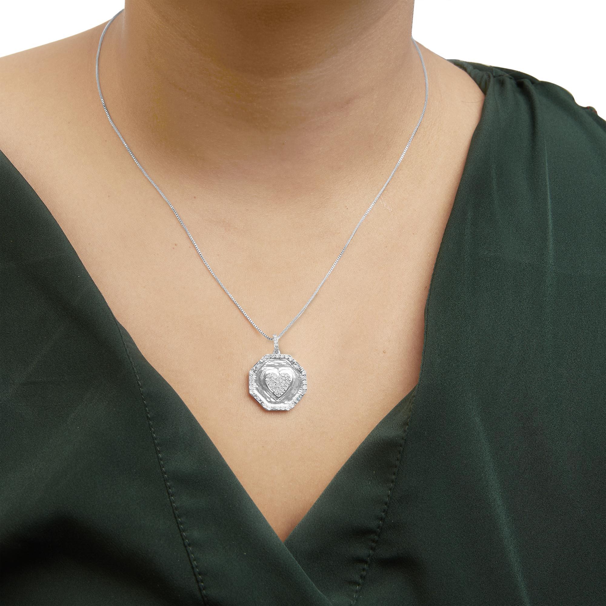 Taglio rotondo Collana in argento sterling con specchio di diamanti da 5/8 Cttw, cuore e aureola di diamanti da 18