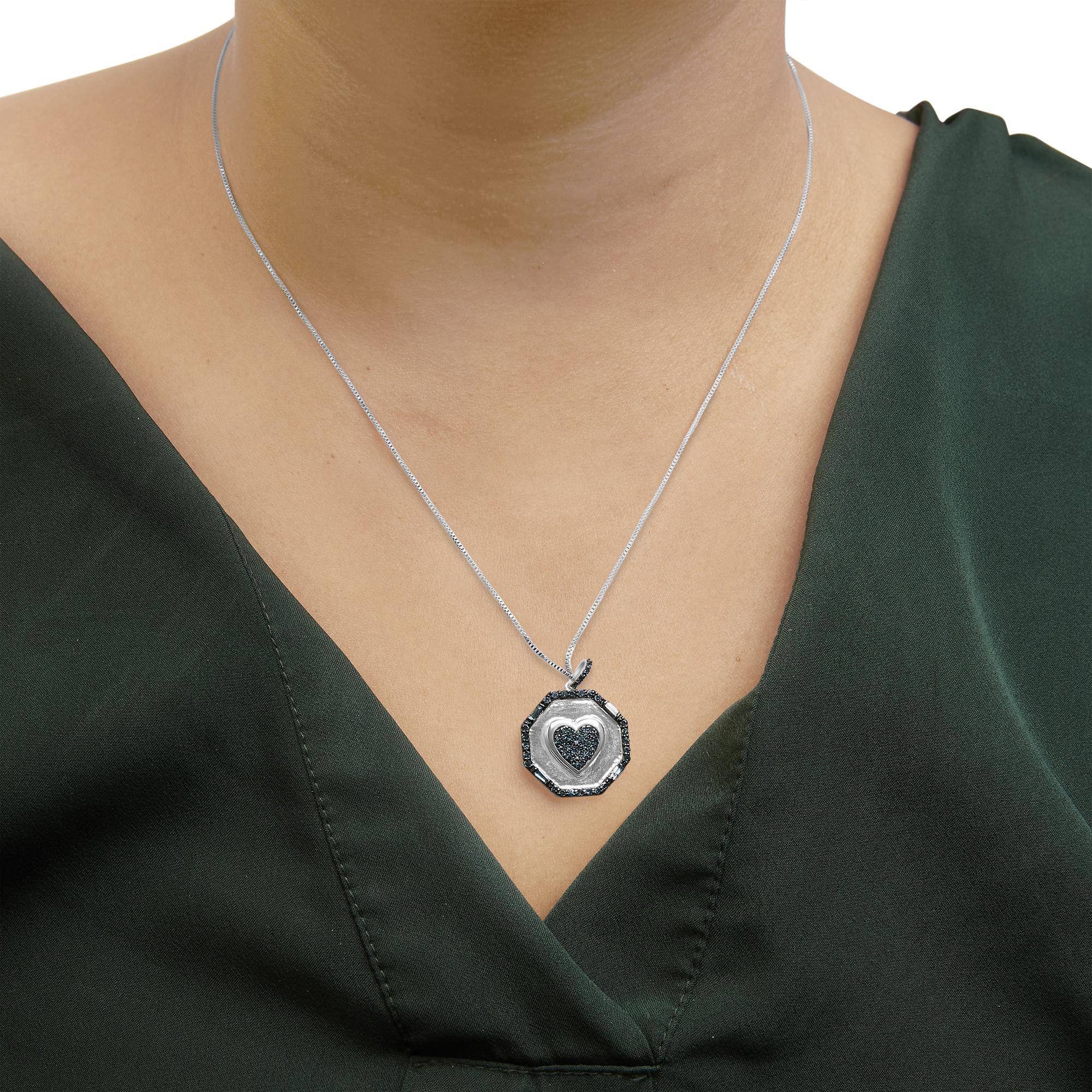 Taglio rotondo Collana in argento sterling con diamanti blu trattati 5/8ct a specchio e aureola di diamanti a cuore in vendita