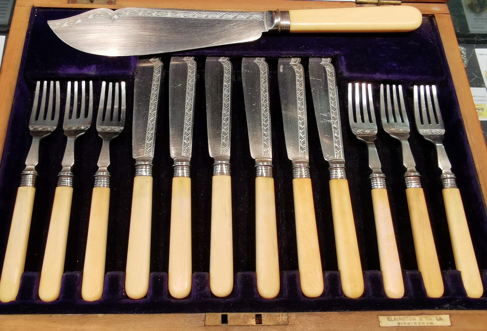 Sterling Silver 6-Person, 13 Piece Fish Set In Good Condition For Sale In Paradise Point, Queensland