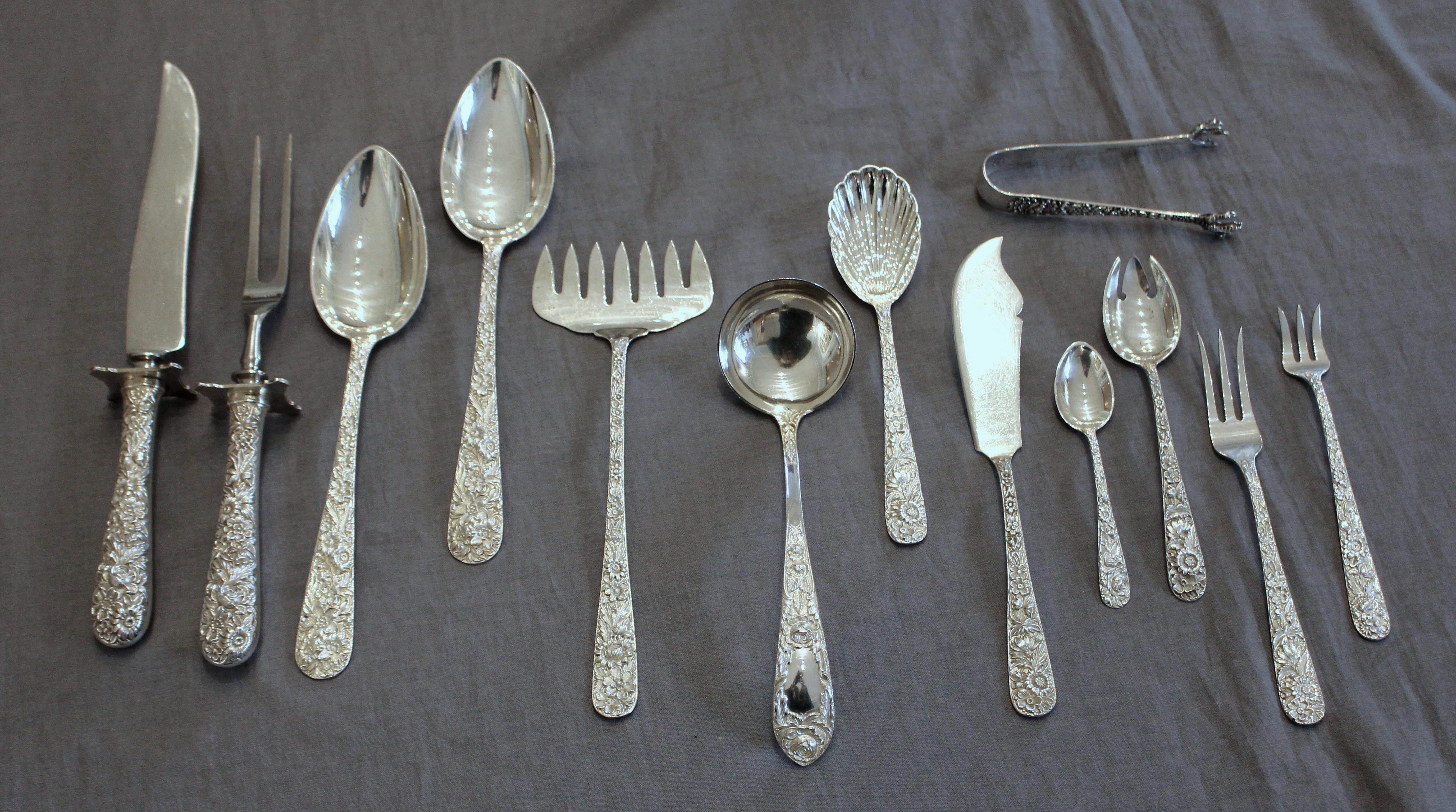 Service de couverts en argent pour 8 personnes de Kirk Repousse, marque 1927-61. Comprend : 8 couteaux (8 7/8