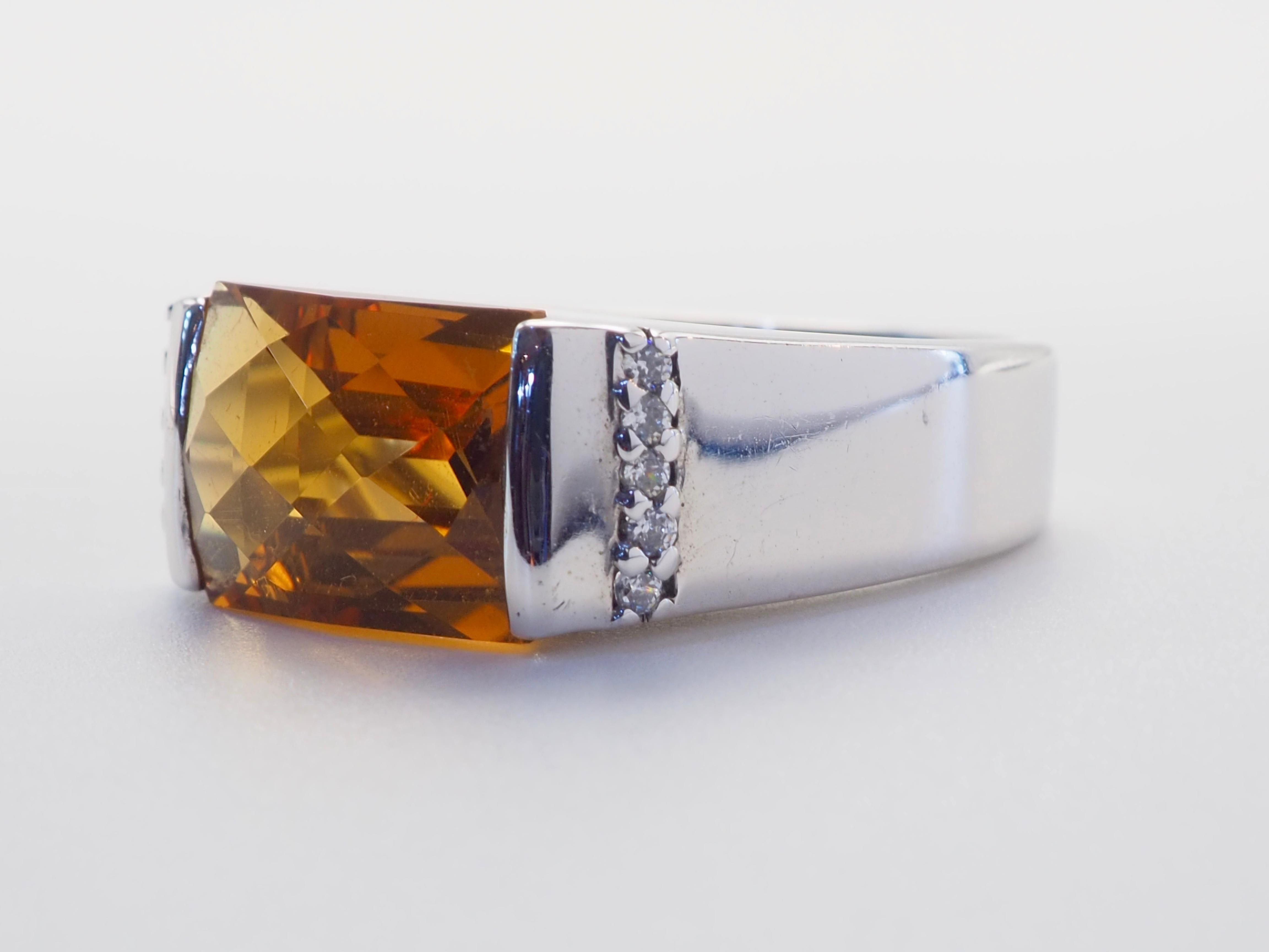 Un'audace dichiarazione di calore e chiarezza, questo anello con sigillo realizzato a mano presenta un citrino whisky rettangolare di 6,29 carati in un'incastonatura a gradini tagliata con precisione. La sua tonalità dorata evoca spiriti invecchiati