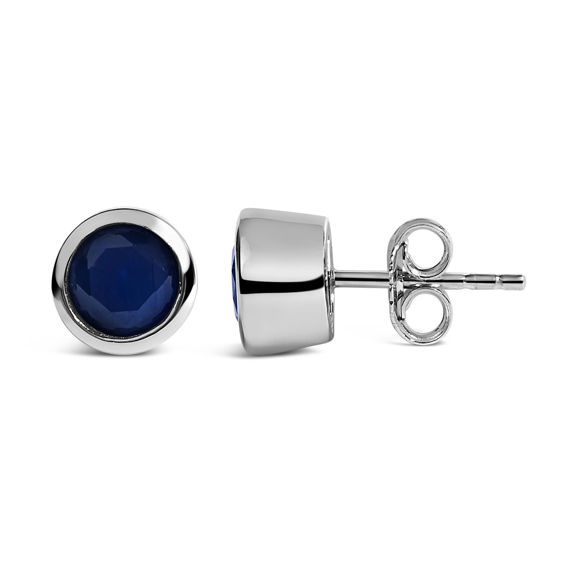 Moderno Orecchini con castone in argento sterling da 6 mm con zaffiro blu creato e solitario in vendita