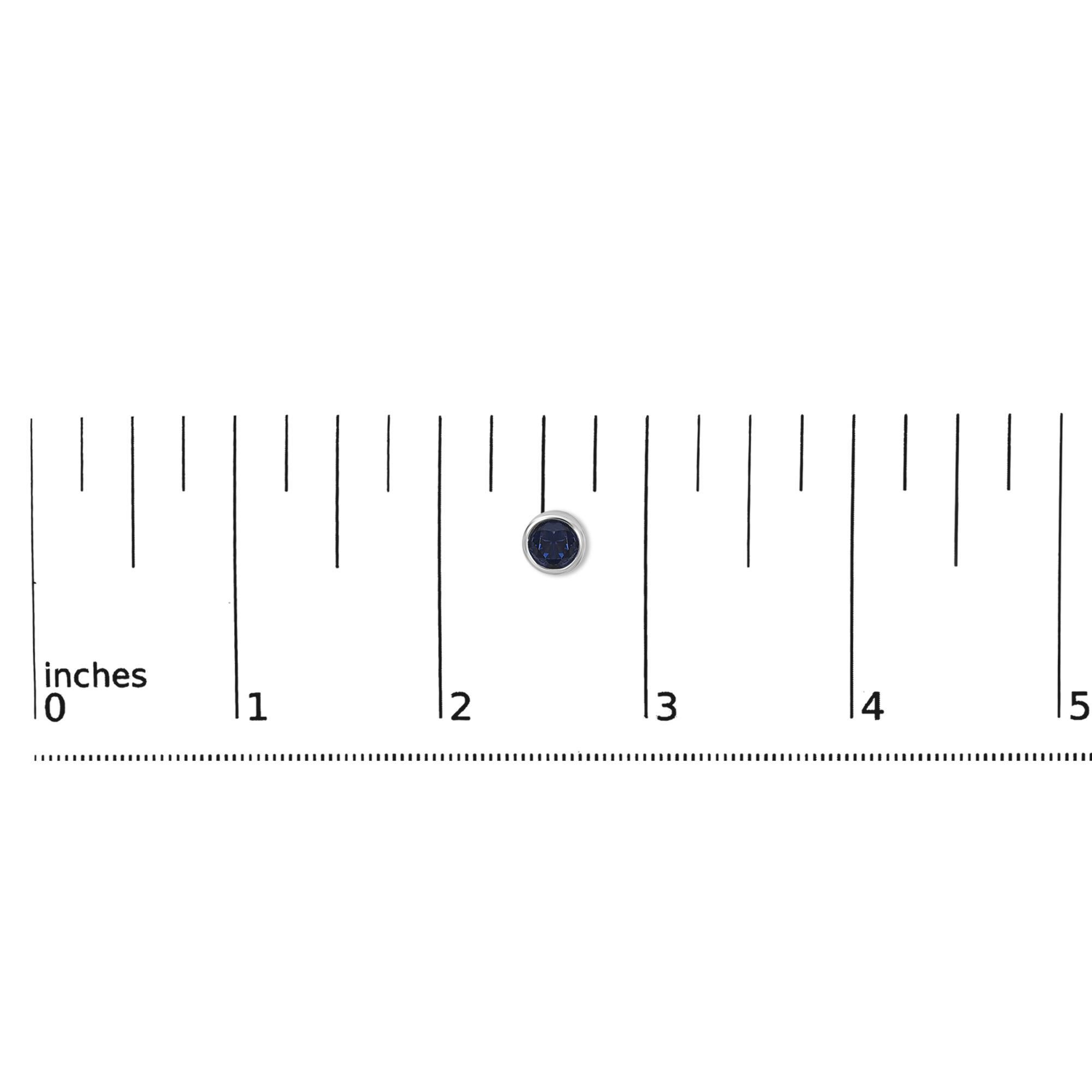 Orecchini con castone in argento sterling da 6 mm con zaffiro blu creato e solitario In condizioni Nuovo in vendita a New York, NY