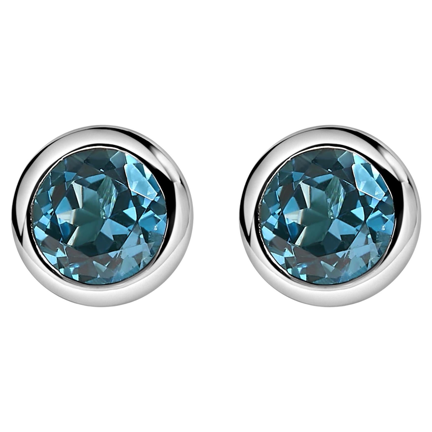 Orecchini a perno in argento sterling con castone da 6 mm con Topazio Blu Creato