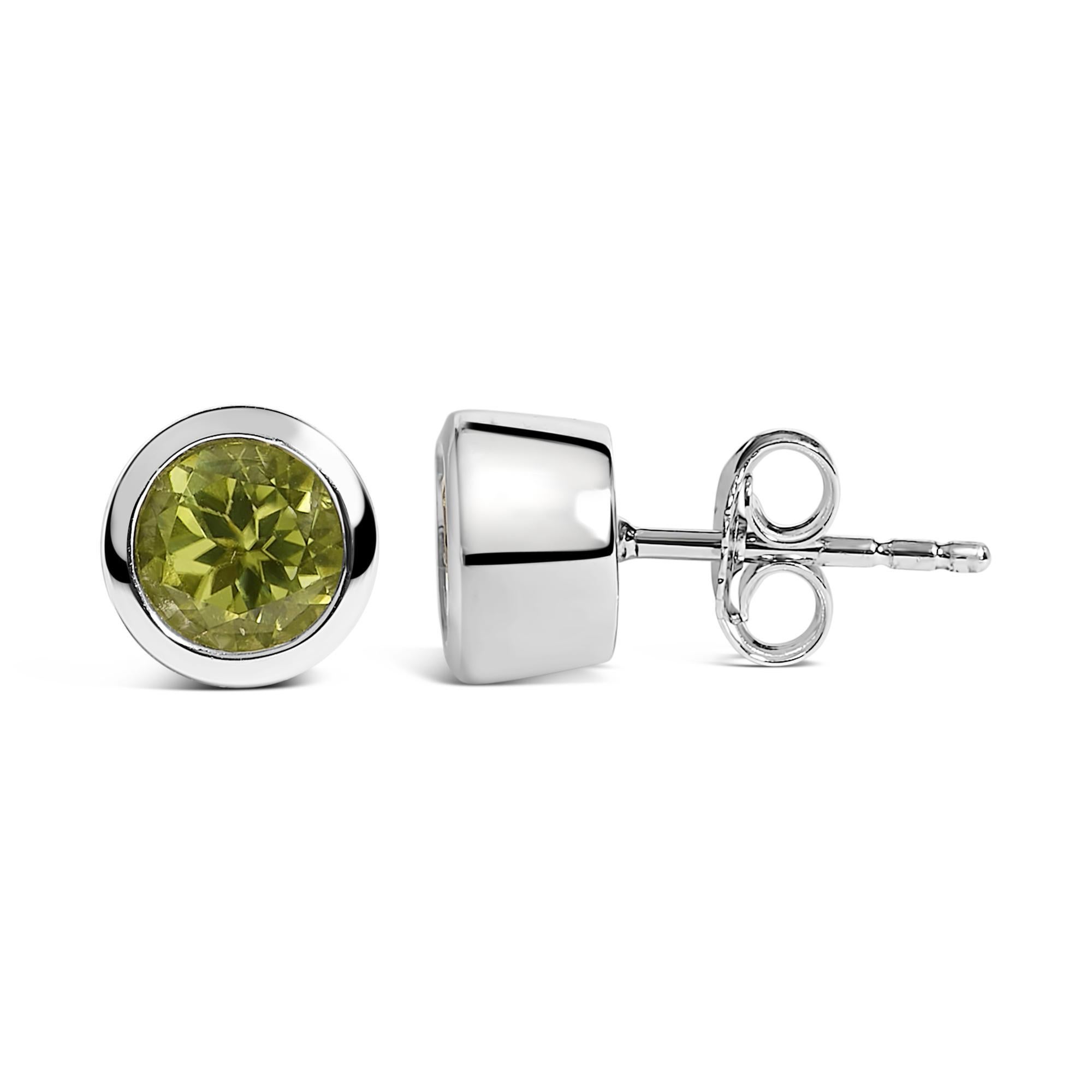 Moderno Orecchini solitari in argento sterling con castone da 6 mm con peridoto verde creato in vendita
