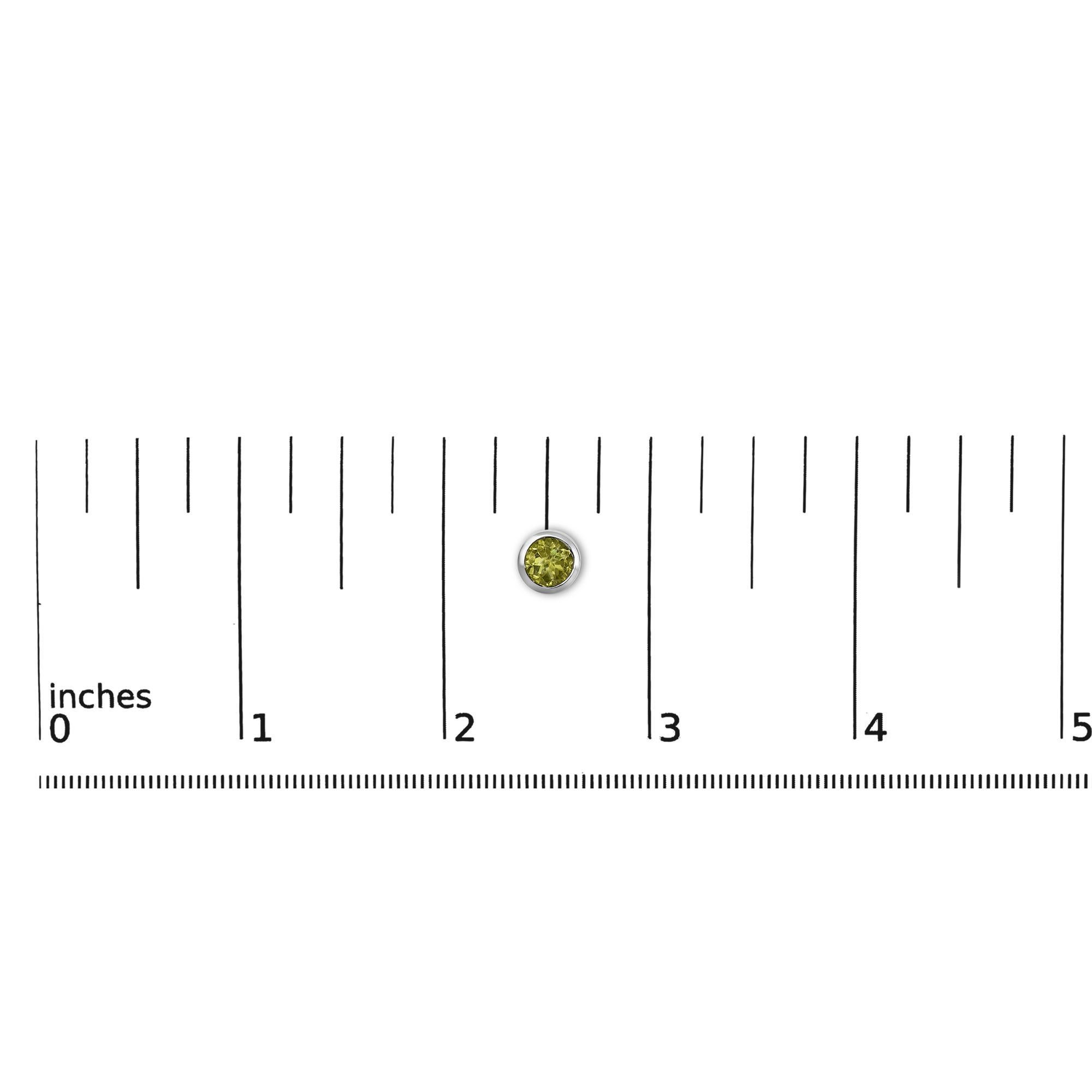 Orecchini solitari in argento sterling con castone da 6 mm con peridoto verde creato In condizioni Nuovo in vendita a New York, NY