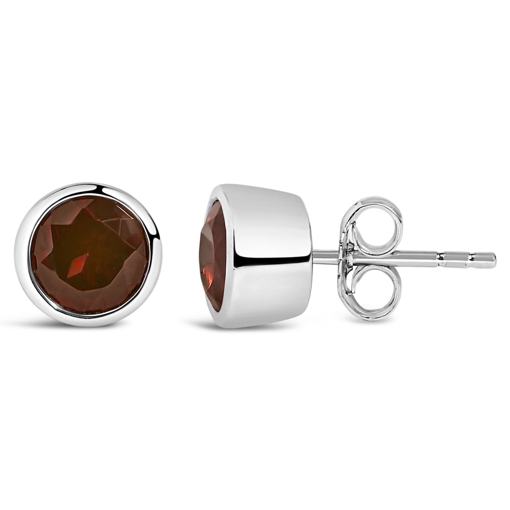 Moderno Orecchini solitari in argento sterling con castone da 6 mm con granato rosso creato in vendita