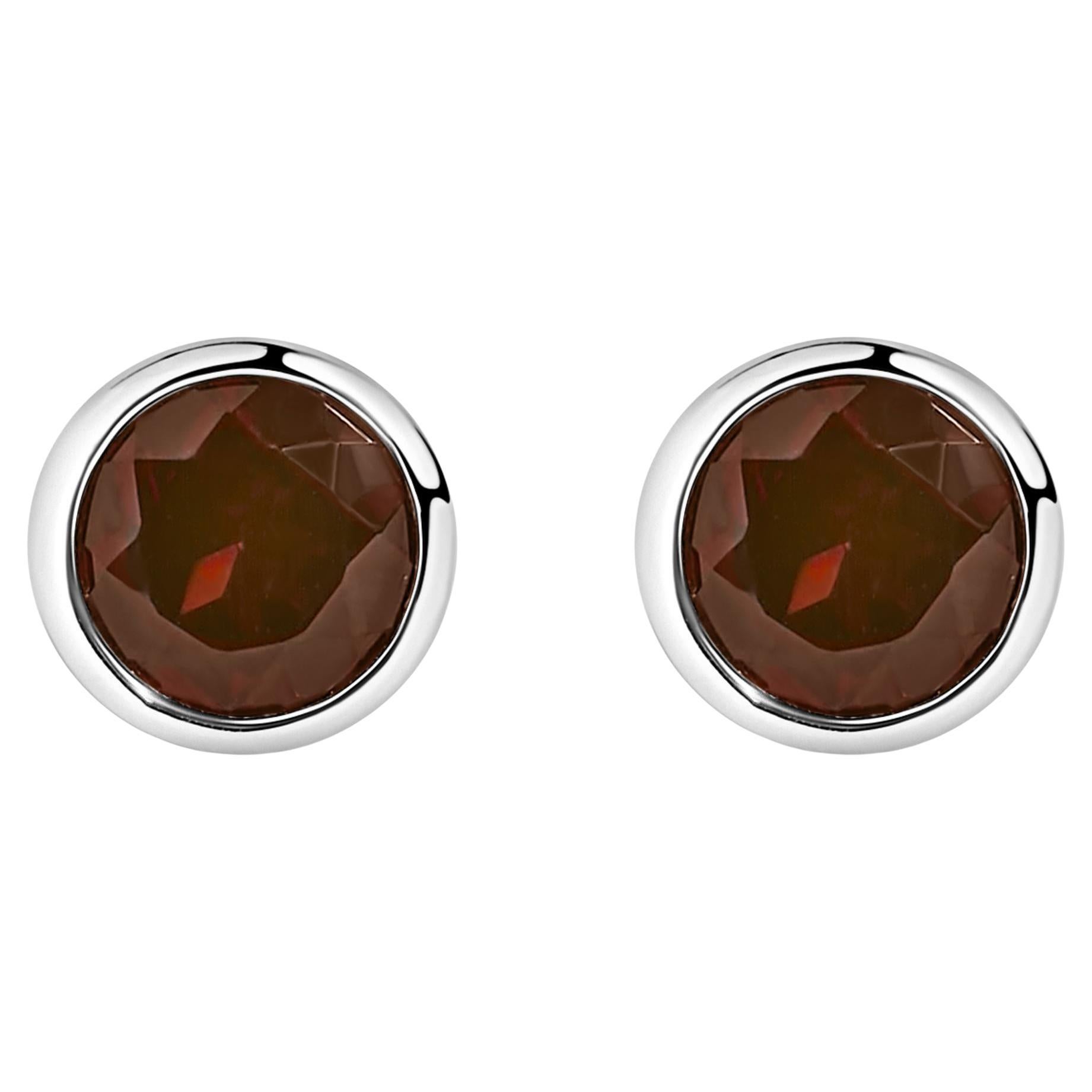 Orecchini solitari in argento sterling con castone da 6 mm con granato rosso creato