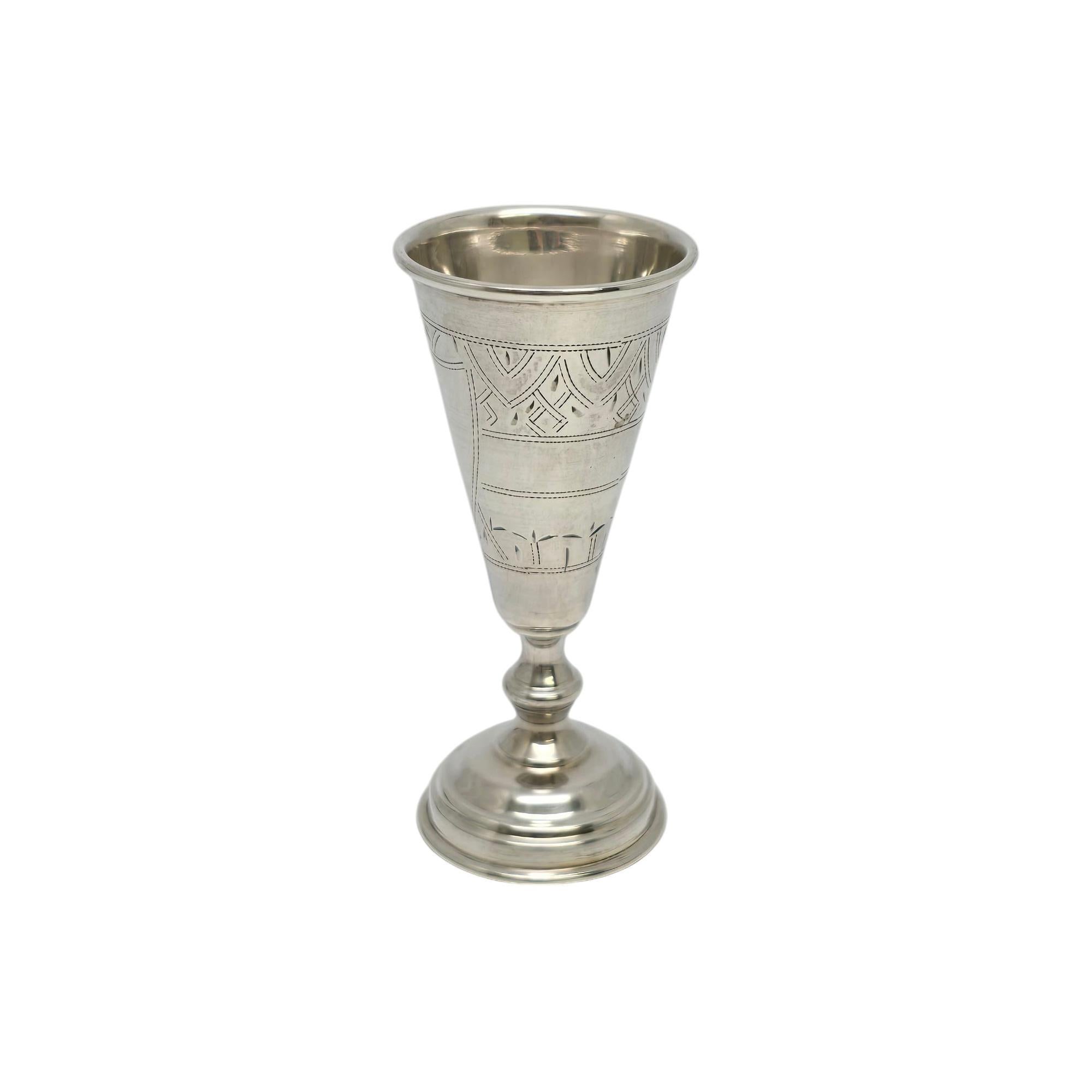 Tazza kiddush vintage in argento sterling 84.

Il monogramma sembra essere RS (vedi foto).

Bicchiere a calice con splendidi disegni incisi a taglio brillante intorno alla coppa, con un monogramma in un cartiglio a forma di scudo.

Misura circa 4