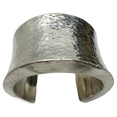 Plata de ley .925 ~ 1 3/4" Ancho ~ Brazalete martillado de diseño