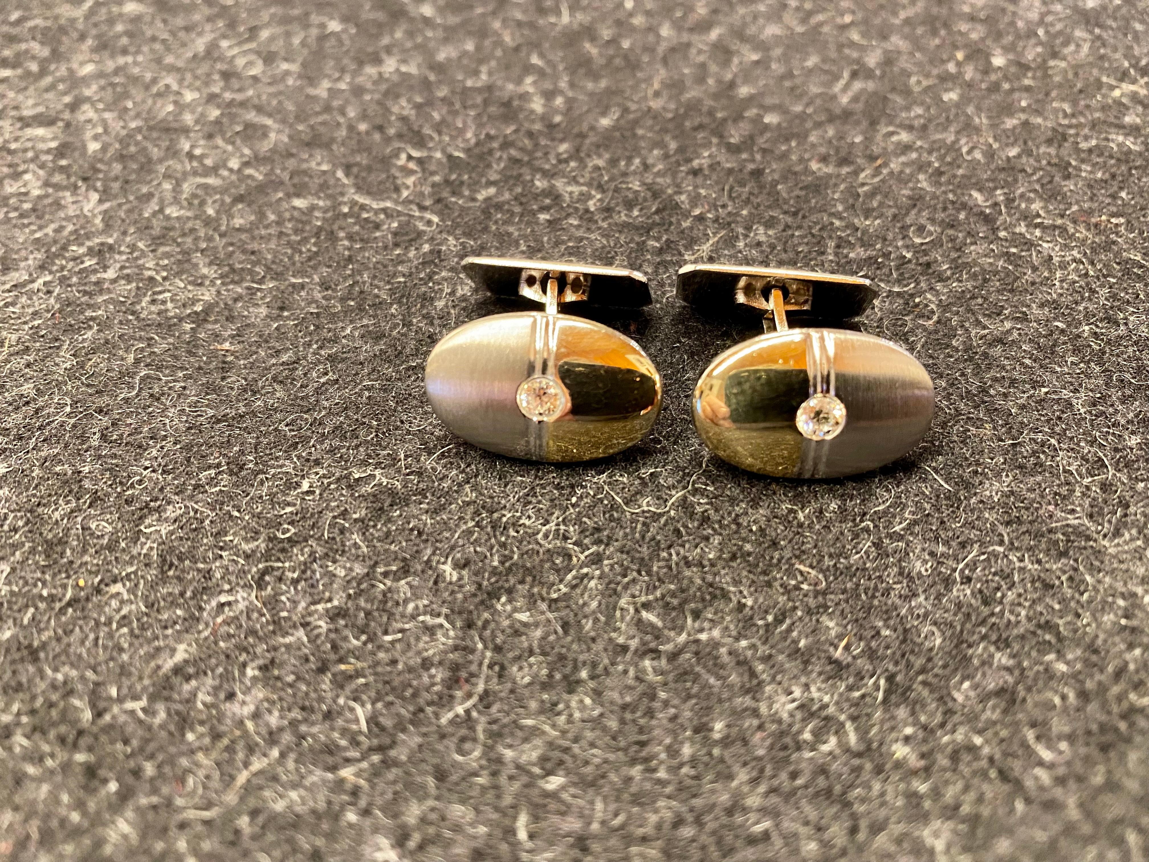 Sterling Silver 925 Cufflinks Scandinavian Modern
the other half is gilded.
Clear stone.
I think these are from Scandinavia.
Stamp 925H
Really great.
1.9cm wide