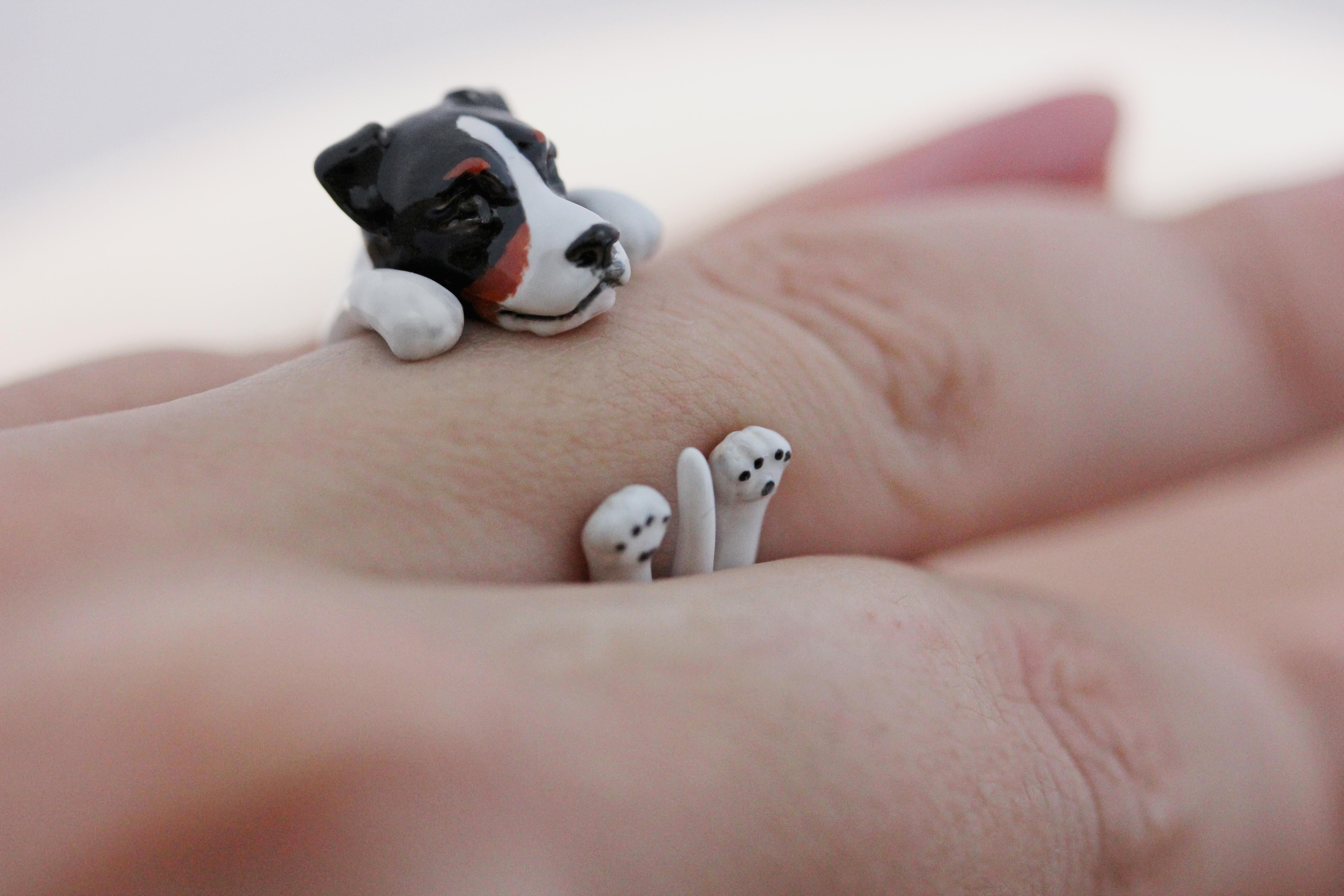 Bague en argent sterling 925 représentant un Jack Russell blanc et marron. Grâce à l'émaillage à la main, les caractéristiques de la vie sont très bien rendues.   

La bague pour chien AVGVSTA est fabriquée à la main et 100 % personnalisable.  
Nous