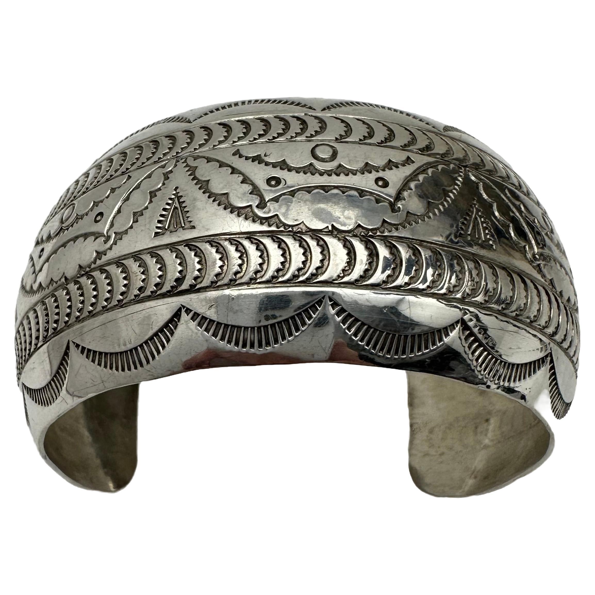 Bracelet manchette en argent sterling .925 estampillé à la main, signé par l'artiste Navajo VJP Albo NM en vente