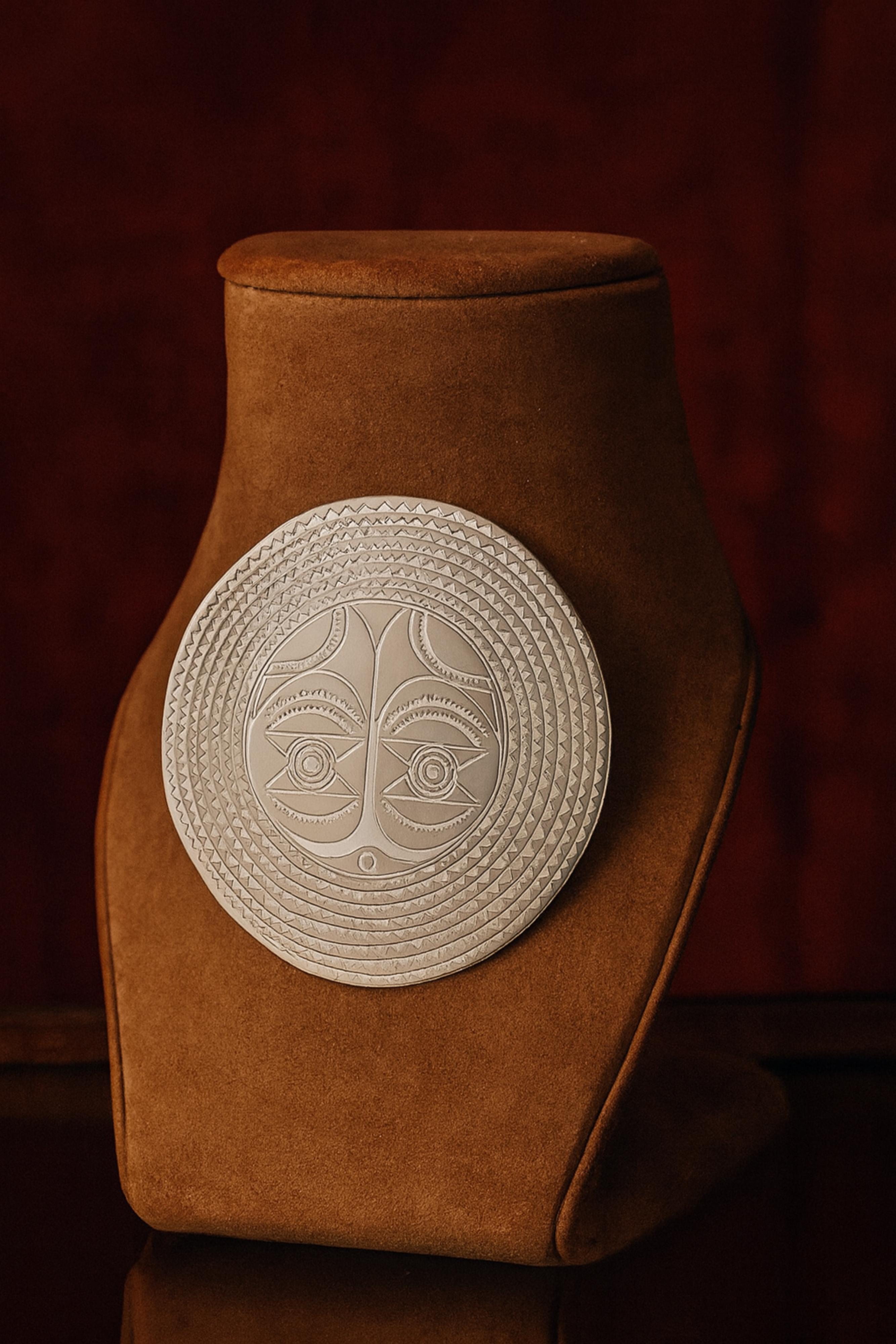 Entdecken Sie unseren exquisiten Sternenohrring (92,5%), der als Hommage an eine traditionelle westafrikanische Maske gefertigt wurde. 

Dieses von einem renommierten Silber- und Goldschmied gefertigte Stück trägt die Silberpunze und zeugt von