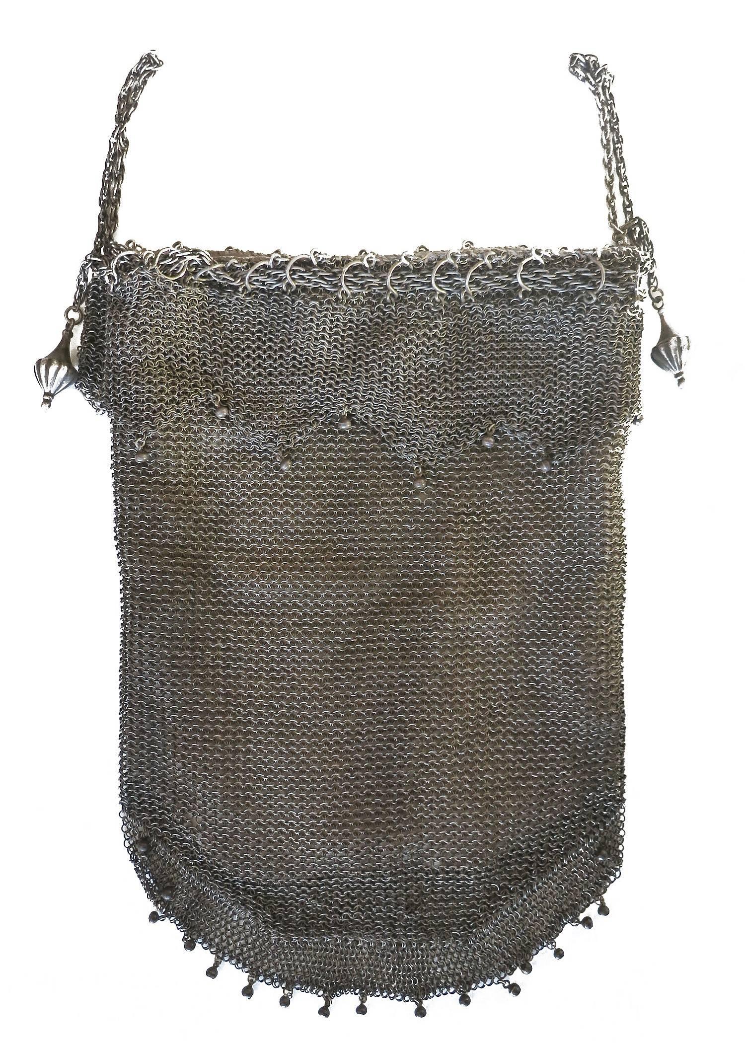 Stunning 1920s-1930s evening bag comprised of .925 sterling silver mesh with a cloth lining.

Tested. 

In excellent all original vintage condition.