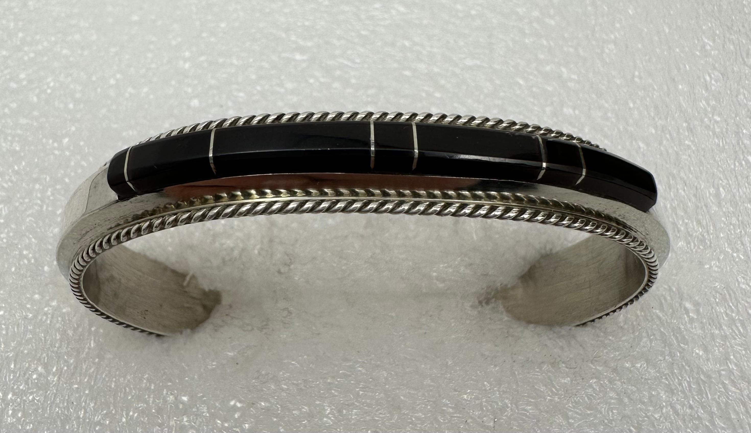 Taille cabochon Argent sterling .925  Bracelet manchette avec incrustation d'onyx signé par l'artiste Navajo F en vente