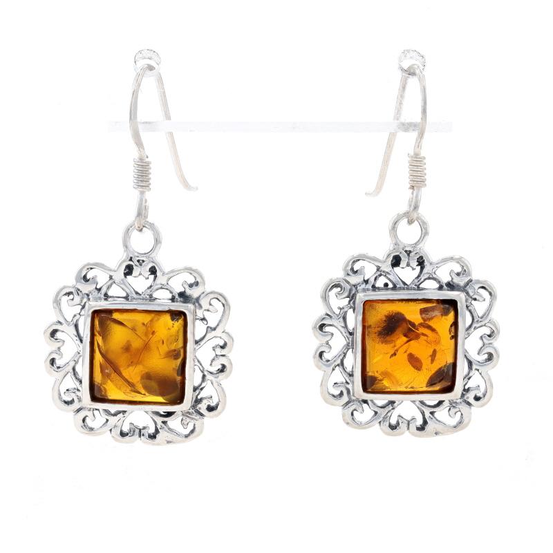Metallgehalt: Sterling Silber

Informationen zu Stein
Natur Bernstein
Schnitt: Orange

Stil: Baumeln
Thema: Scrollwork Spitze

Messungen
Hoch: 1 5/16