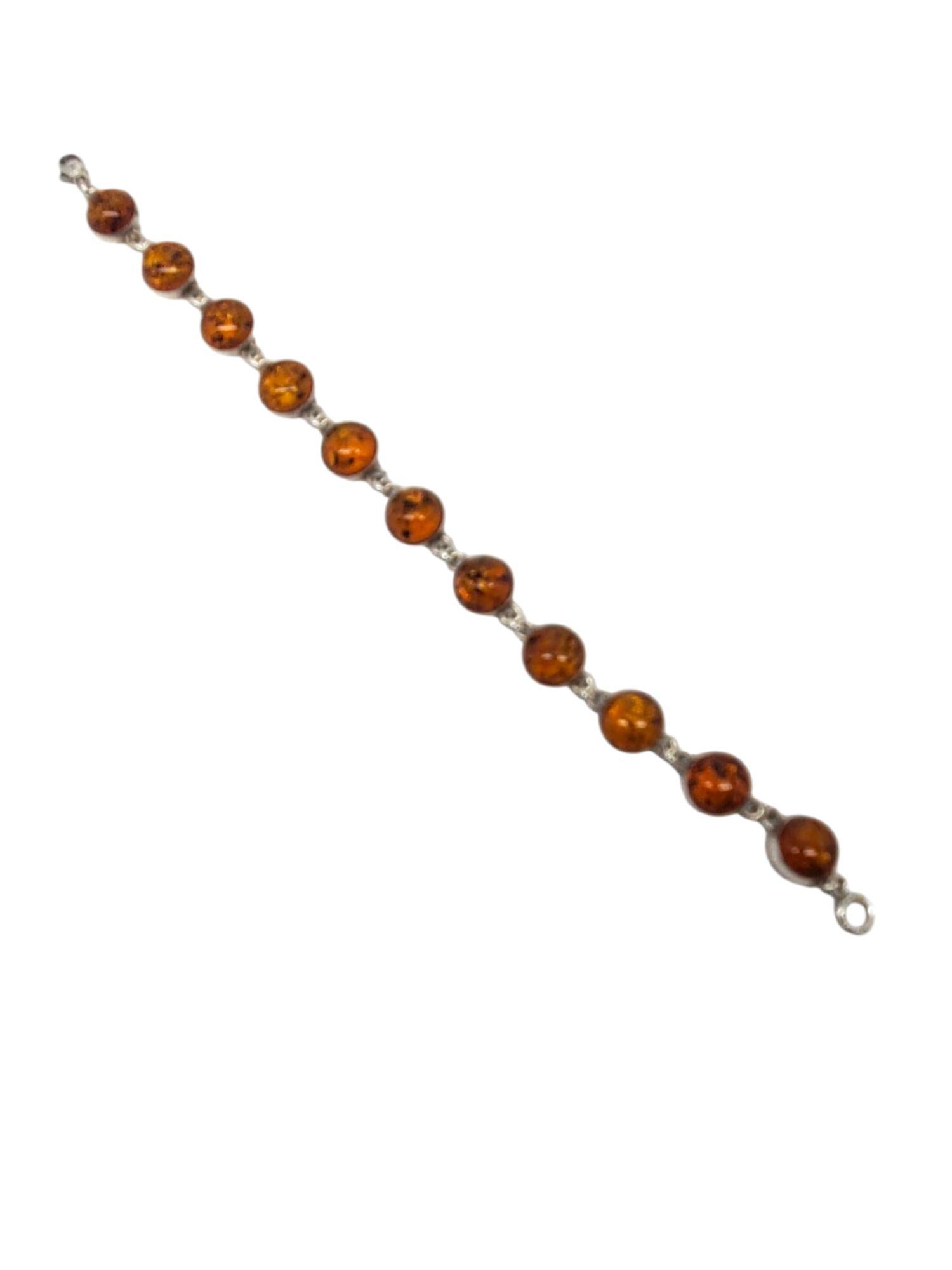 Pulsera de eslabones redondos de ámbar de plata de ley -

Esta bonita pulsera de eslabones tiene 11 piedras redondas de ámbar engastadas en plata de ley clásica con un cierre basculante.

Talla: Se adapta a un tamaño de pulsera de hasta 7,5

Aprox.