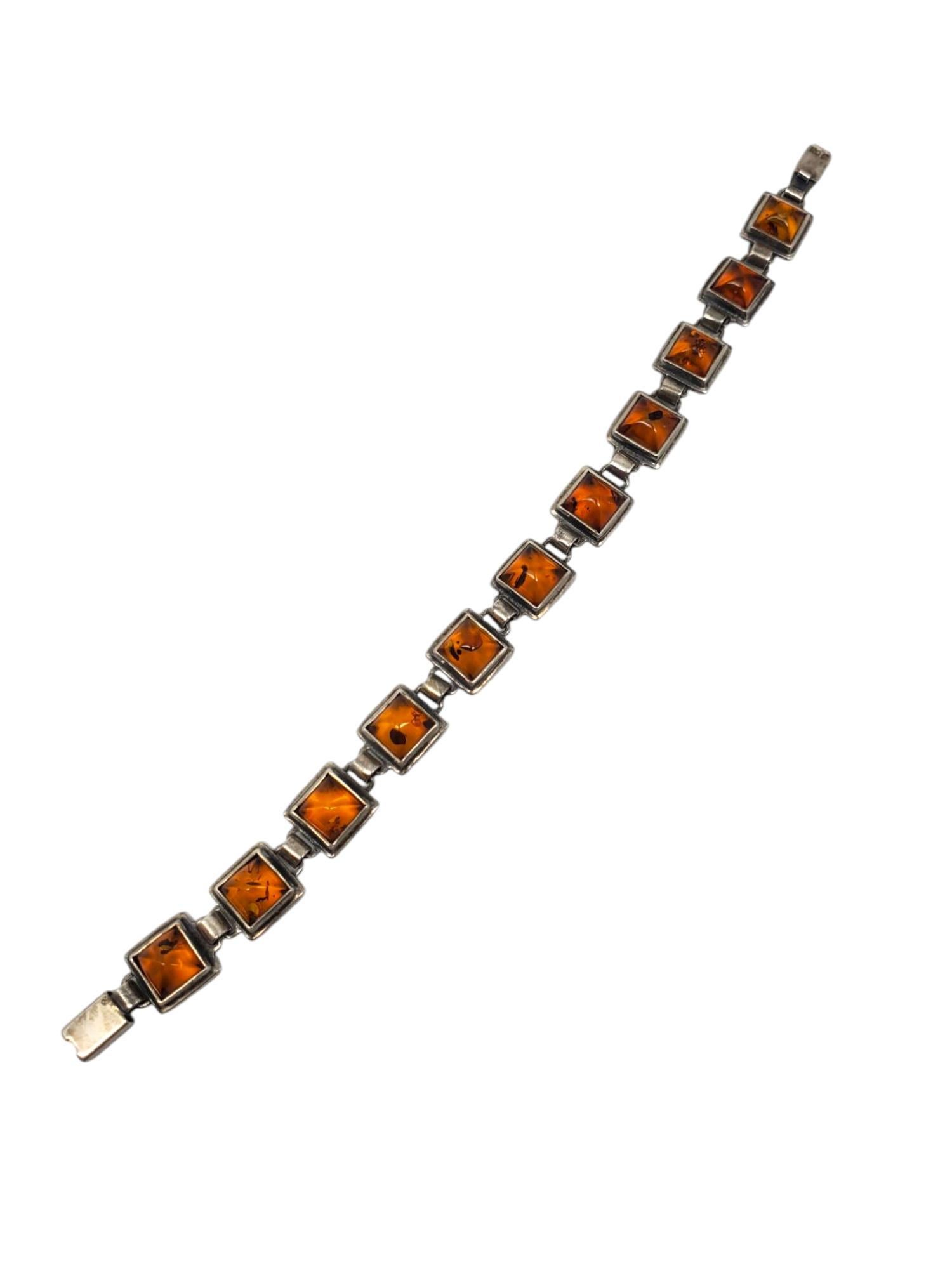 Bracciale a stazione d'ambra in argento sterling...

Questo bracciale vintage presenta 11 gemme d'ambra di taglio quadrato (7,5 mm x 7,5 mm) incastonate nell'argento sterling.

Dimensioni: 7 pollici di lunghezza

Circa 1/4