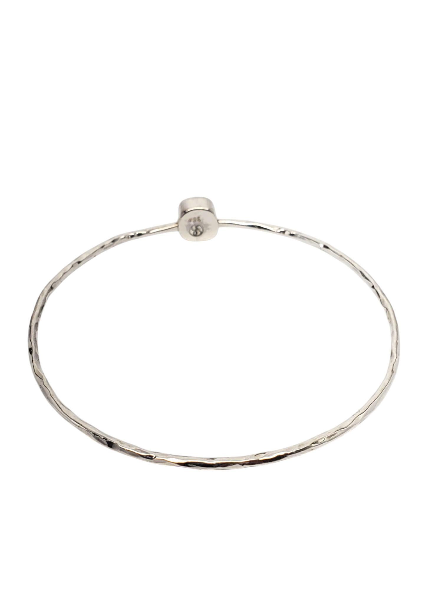 Bracelet en argent sterling avec améthyste

Ce bracelet délicat est orné d'une améthyste cabochon (8,2 mm x 7,3 mm) sertie dans un cadre en argent sterling texturé.

Taille : 7.75