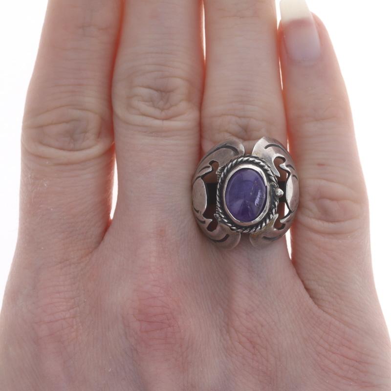 Größe: 6
Hinweis: Manuell um 1 Größe nach oben oder unten verstellbar

Das Design: Mexikanisch

Metallgehalt: Sterling Silber

Informationen zu Stein
Natürlicher Amethyst
Schliff: Ovaler Cabochon
Farbe: Lila

Stil: Cocktail Solitaire

Messungen
Höhe